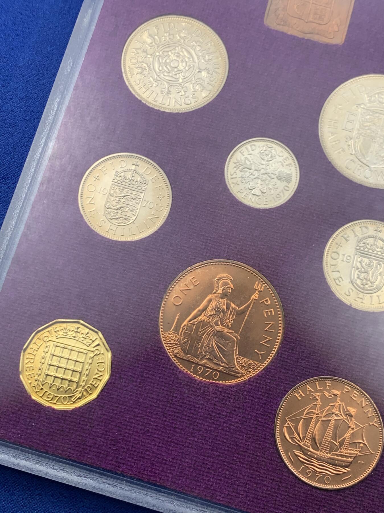 《竞宝斋》第445场 周日，周一，2场连拍 （全场包邮） 英国1970年精制套币，英国皇家造币厂铸造，保存状态不错，套子是1980的 细节见图。