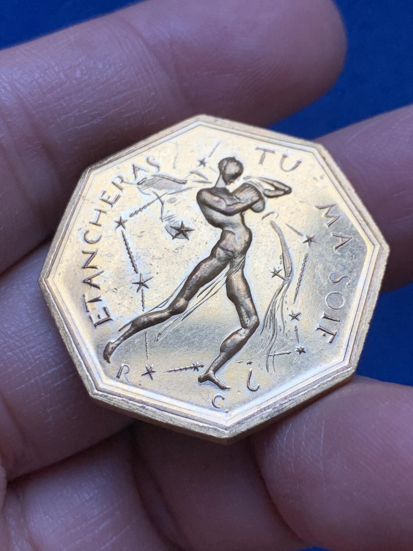 《竞宝斋》第445场 周日，周一，2场连拍 （全场包邮） 法国1967年星座“宝瓶座”《最热烈的渴望》铜镀金八角章 13.4克 31.5mm 丰饶角BRONZE