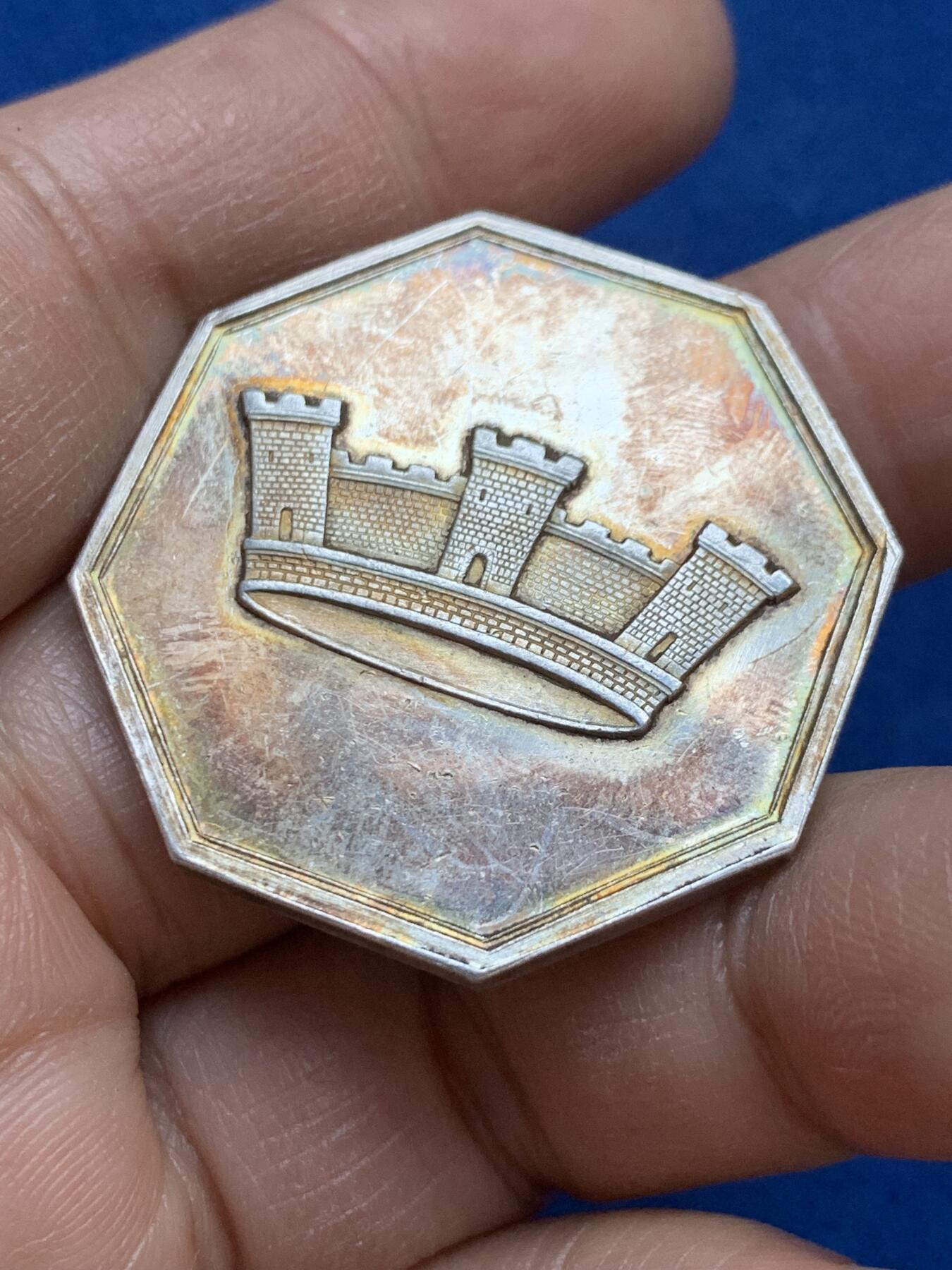 《竞宝斋》第445场 周日，周一，2场连拍 （全场包邮） 法国城市人寿保险公司八角银质代币，城堡王冠图，丰饶角AR边铭，35mm，20克。