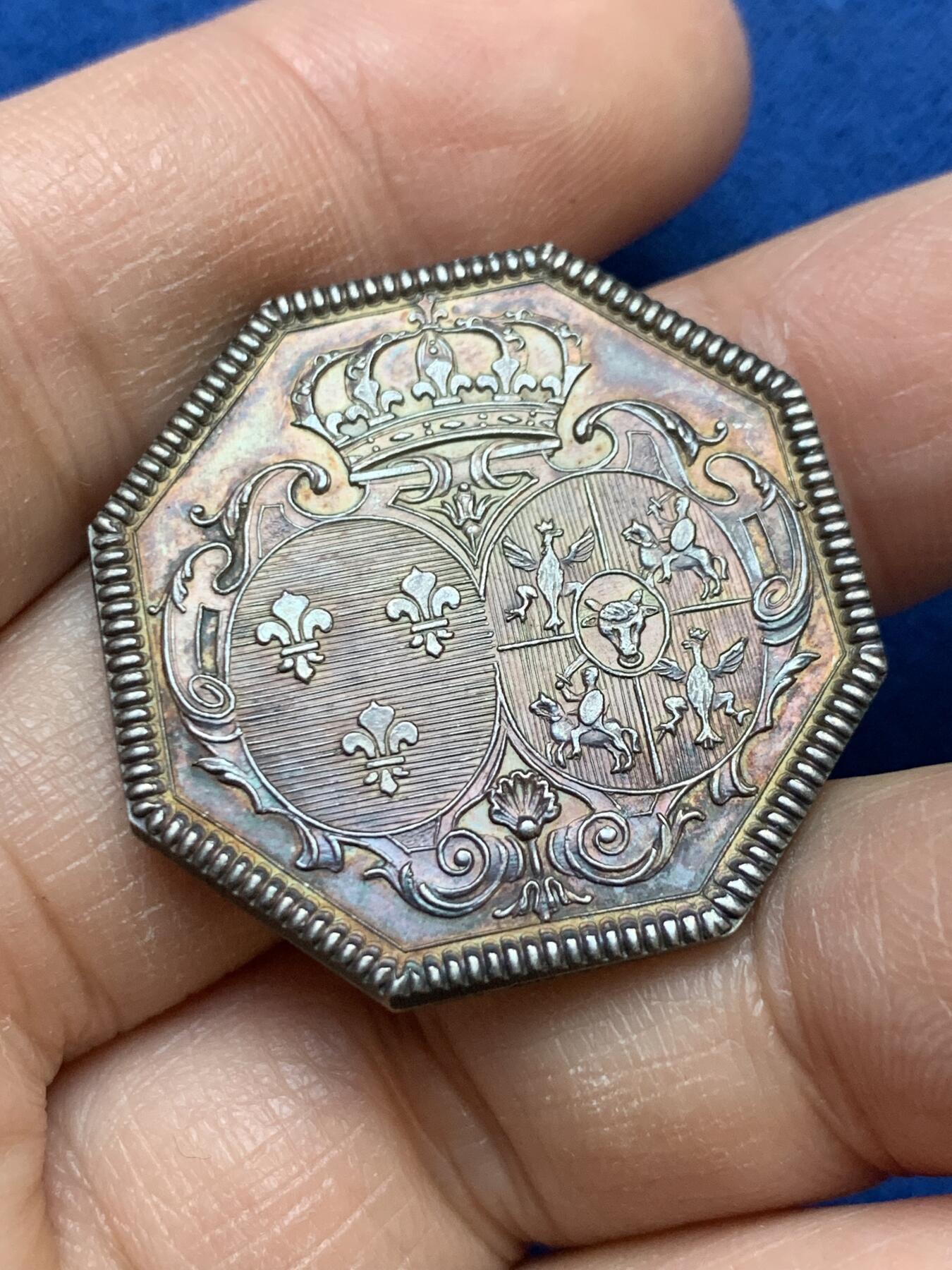 《竞宝斋》第445场 周日，周一，2场连拍 （全场包邮） 法国皇室八角银质代币，少见品。保存状态很好，表面几乎无损伤。直径：31mm，重：14g，丰饶角银标。