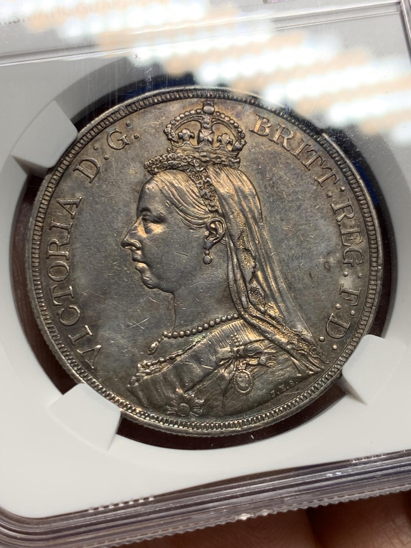 《竞宝斋》第445场 周日，周一，2场连拍 （全场包邮） NGC UNCD 1887年英国维多利亚高冠马剑1克朗大银币，双面靓丽包浆包浆，可惜没有分数，NGC评级清洗。