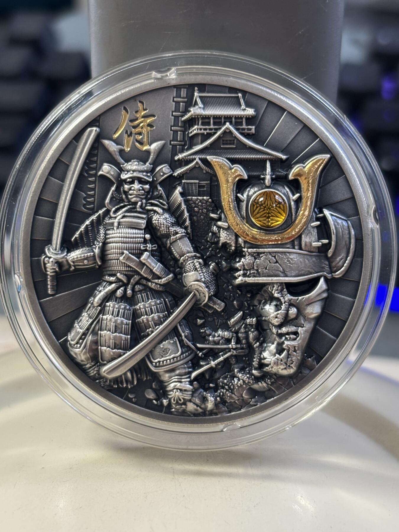 第185期拍卖 纽埃2019年勇士系列1日本武士2盎司镶嵌琥珀银币，999银，发行500枚