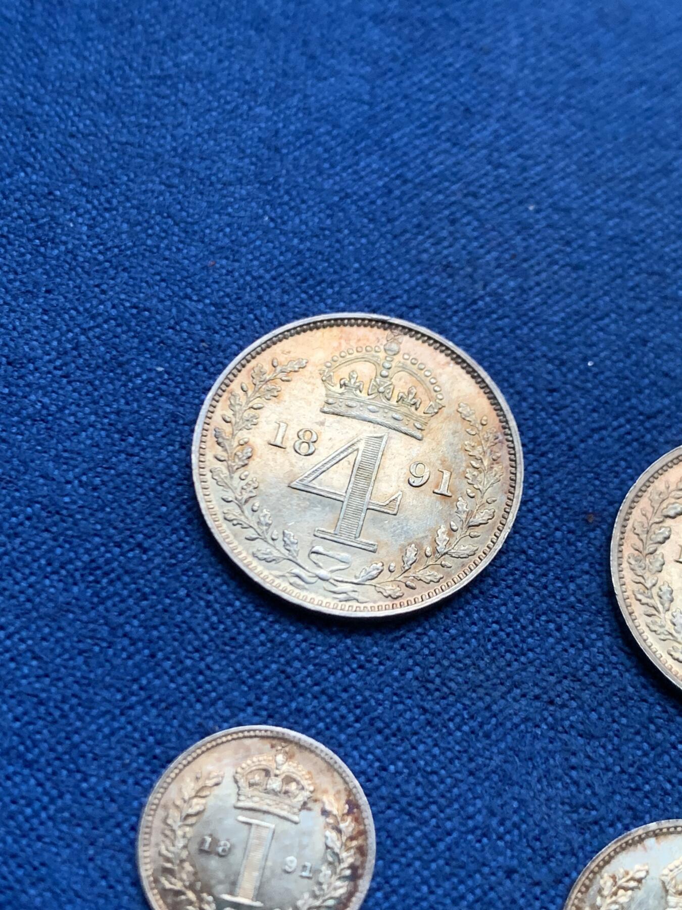 《竞宝斋》第445场 周日，周一，2场连拍 （全场包邮） 四枚一组 英国1891年维多利亚高冠濯足节银币，带盒，1便士、2便士、3便士、4便士，细节见图。