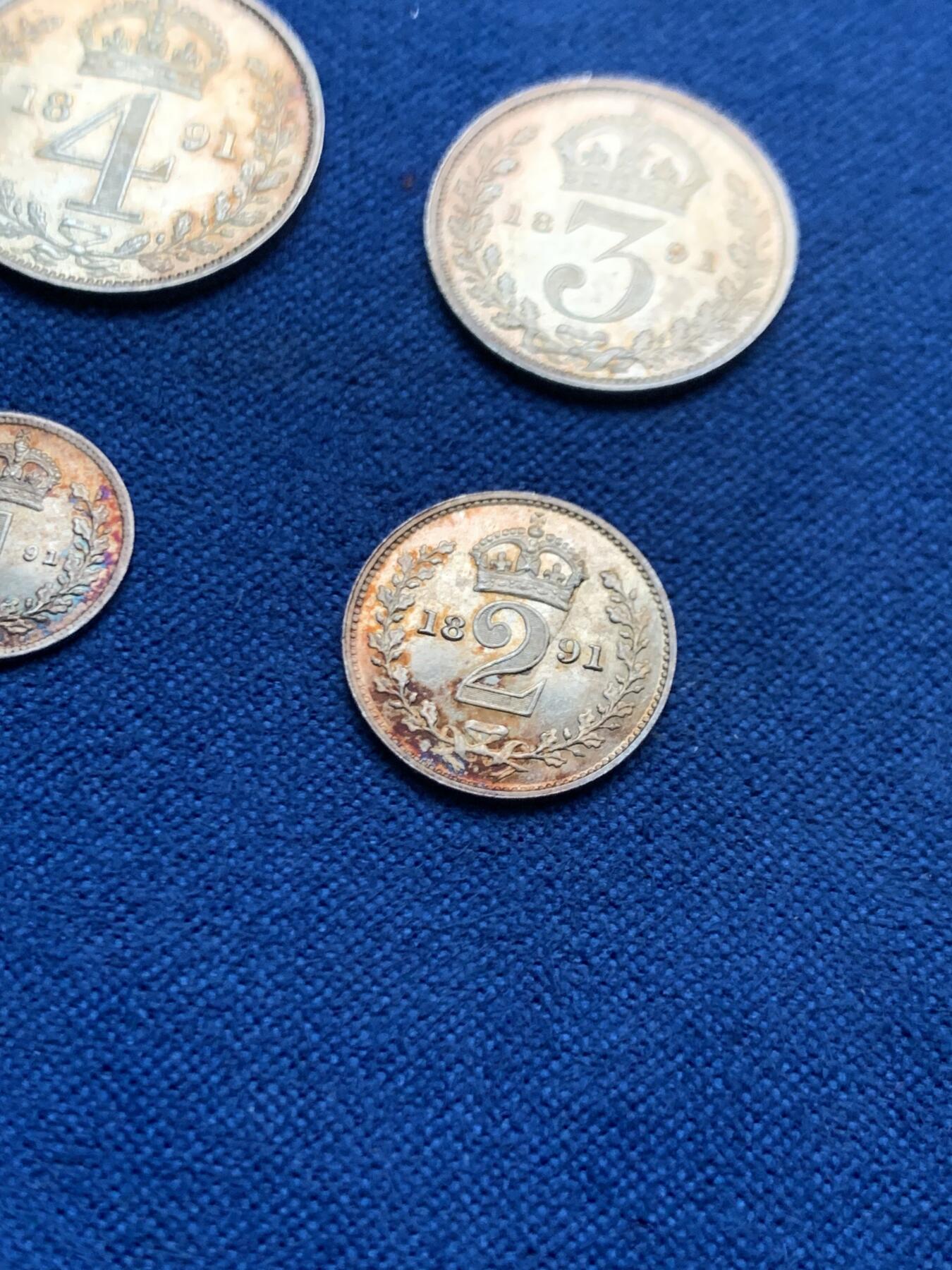 《竞宝斋》第445场 周日，周一，2场连拍 （全场包邮） 四枚一组 英国1891年维多利亚高冠濯足节银币，带盒，1便士、2便士、3便士、4便士，细节见图。