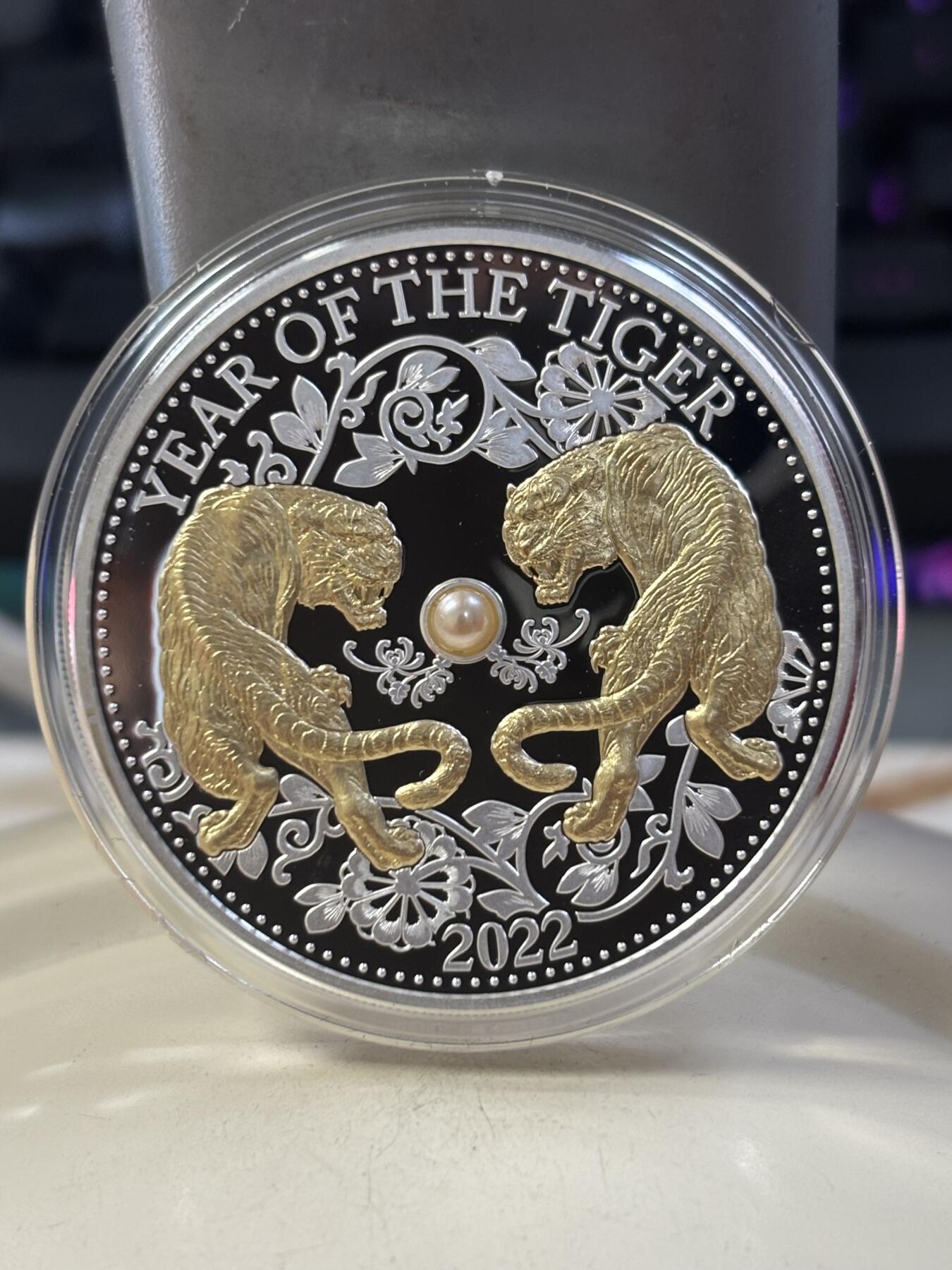 第185期拍卖 斐济2022年中国生肖系列虎年镶嵌天然珍珠镀金1盎司银币，999银，发行8888枚
