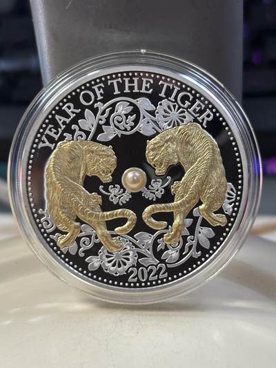 第185期拍卖 - 斐济2022年中国生肖系列虎年镶嵌天然珍珠镀金1盎司银币，999银，发行8888枚