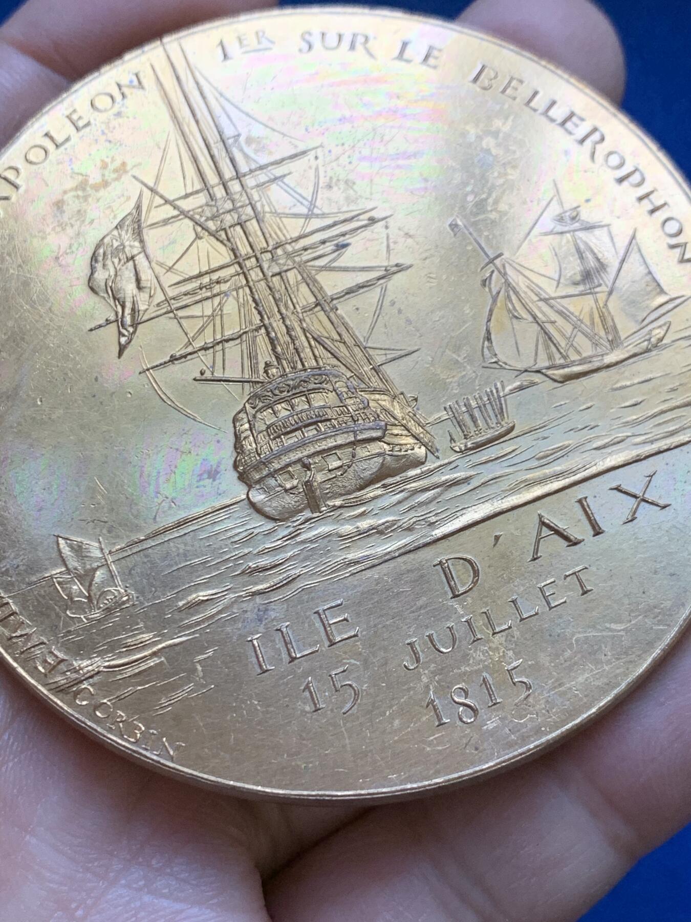 《竞宝斋》第445场 周日，周一，2场连拍 （全场包邮） 法国“1815年拿破仑向英国贝勒罗丰号战舰投降”镀金大铜章 直径69.2mm 重量140.9g 丰饶角铜标