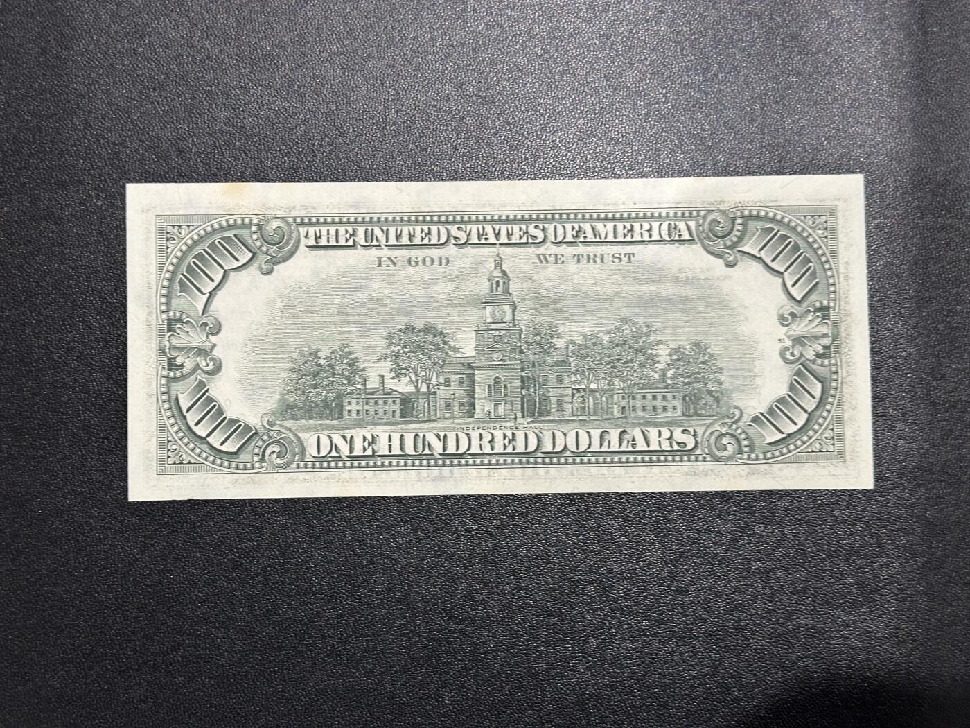 《外钞收藏家》第五百九十二期（精选场）（本平台长期征集拍品、欢迎藏友们联系合作） 1977年美国小头版100美元 UNC-