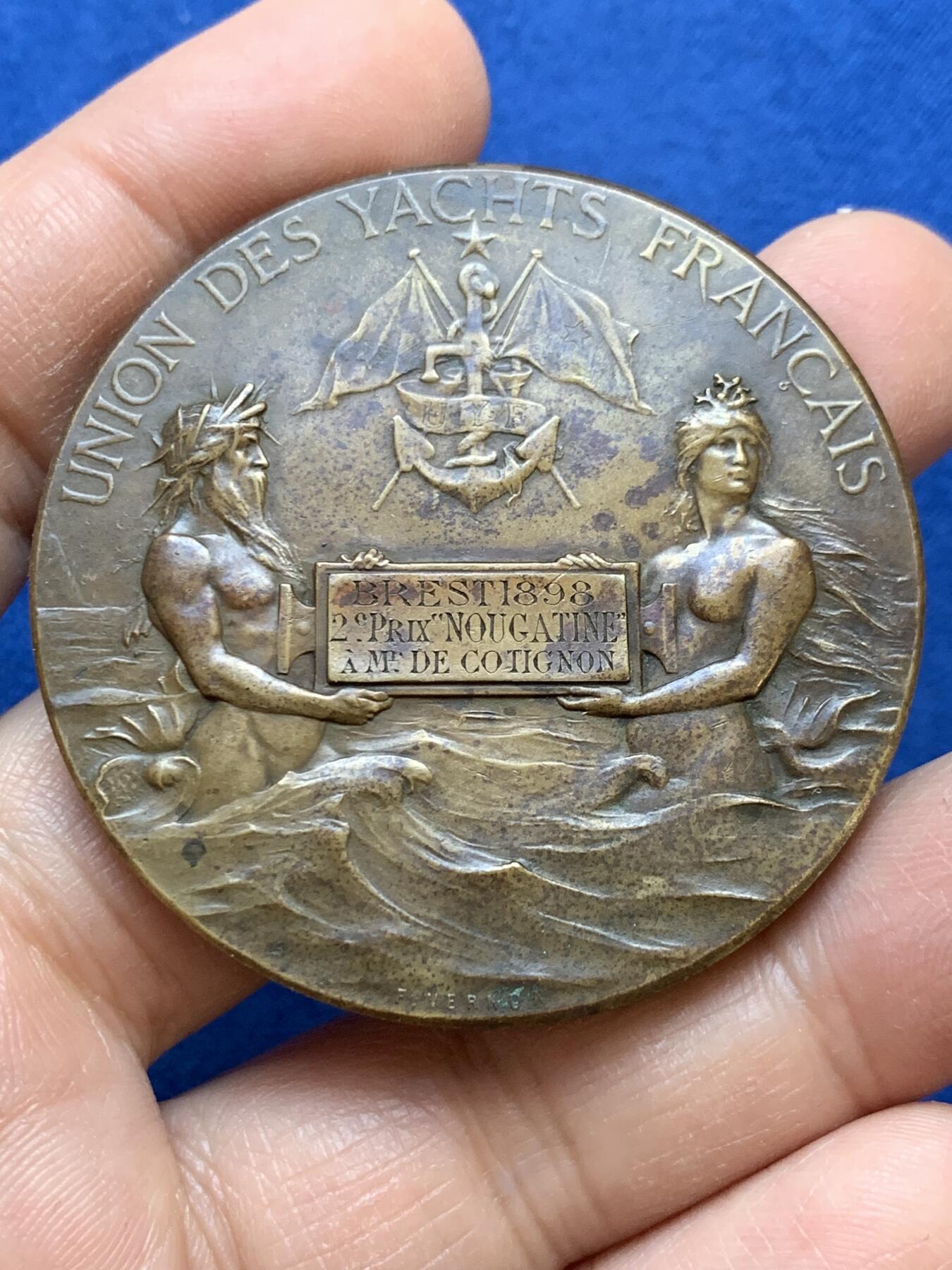 《竞宝斋》第445场 周日，周一，2场连拍 （全场包邮） 法国1898年游艇俱乐部纪念铜章，由雕刻家F. Vernon创作，64.75克，50mm，丰饶角铜标。