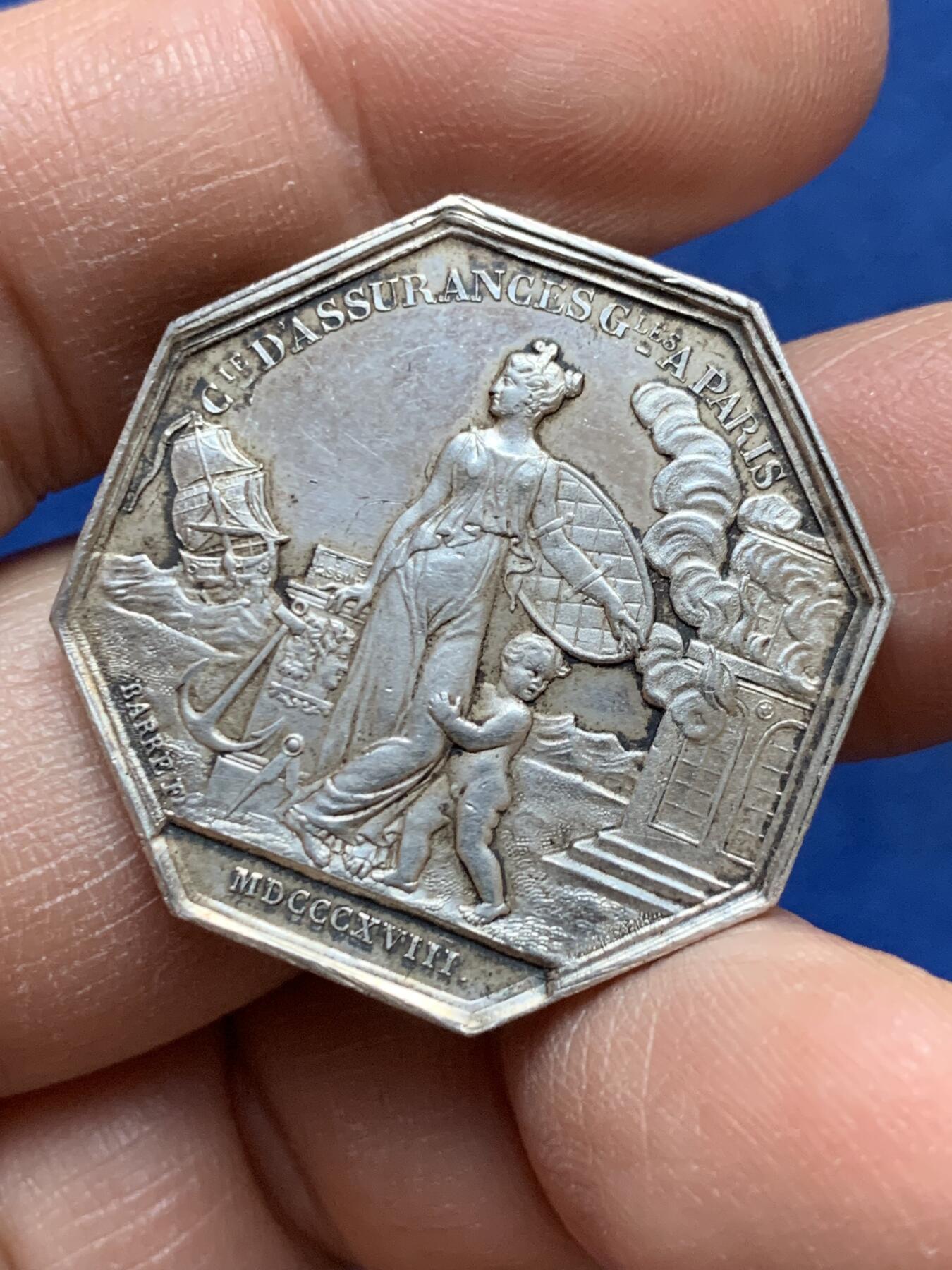 《竞宝斋》第445场 周日，周一，2场连拍 （全场包邮） 法国路易十六巴黎火灾保险公司银质八角代币 13.4克 30.8mm 手指标ARGENT 1845-1860年左右铸造