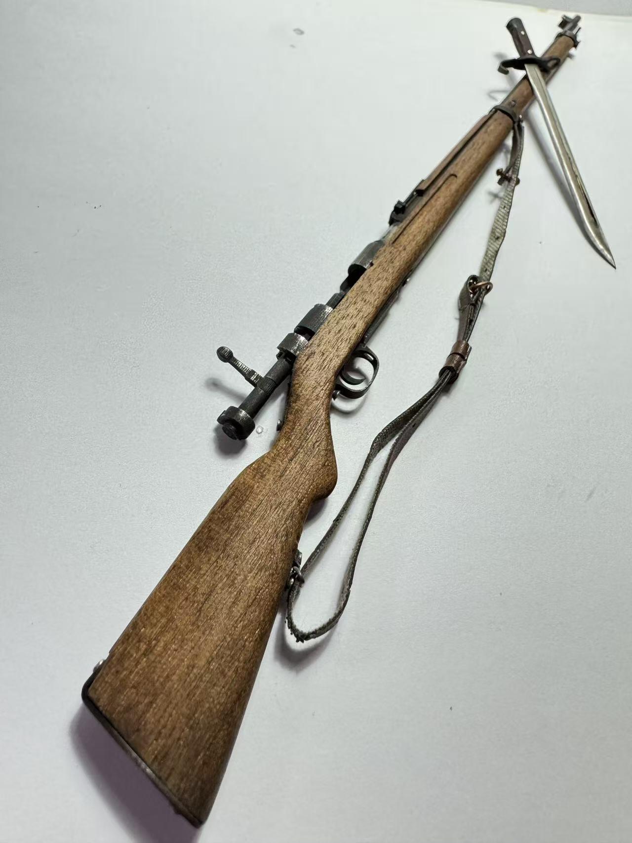零元拍：钛金 1/6 金属与木制 WWII 三八大盖步枪 （早期版，无刻字无菊花底）模型。品相很好，有轻度抛光