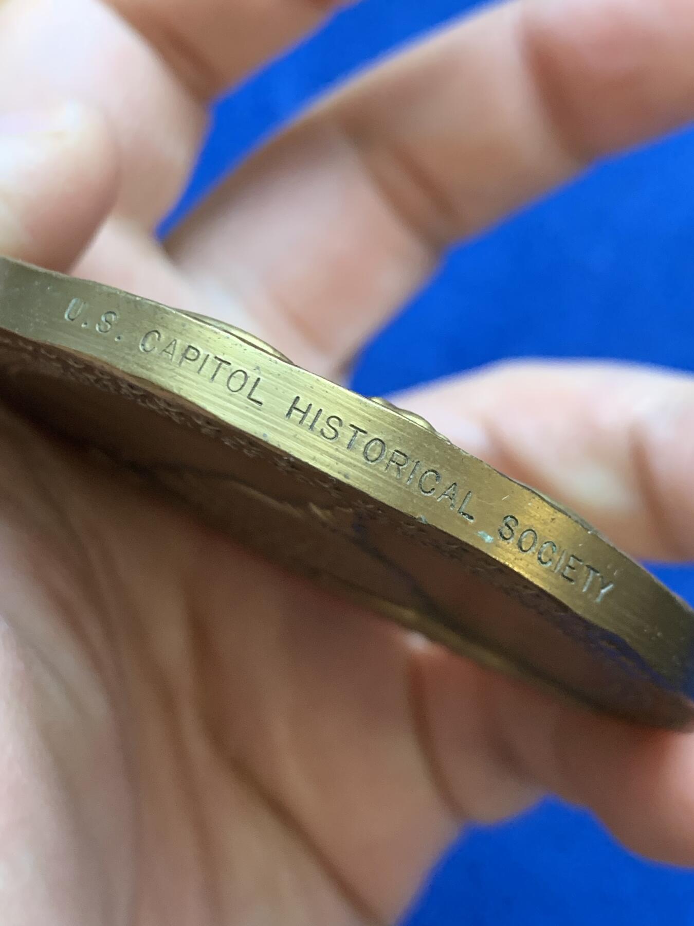 《竞宝斋》第445场 周日，周一，2场连拍 （全场包邮） 美国国会大厦奠基石铺设纪念大铜章 边铭刻字 直径63mm 重量142g