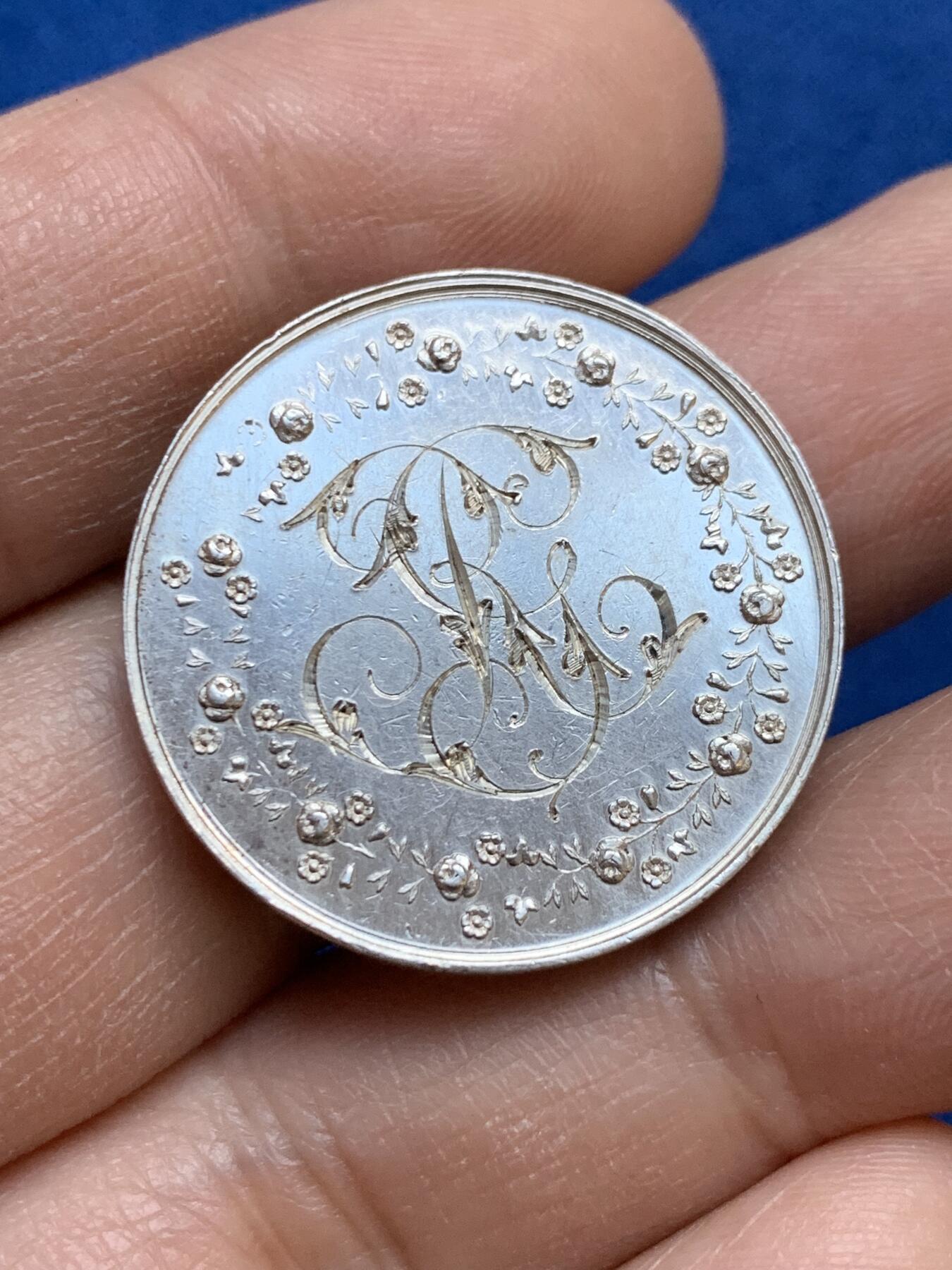 《竞宝斋》第445场 周日，周一，2场连拍 （全场包邮） 法国婚章 手指银标边铭 11.45克 28mm 背面玫瑰花包围着花体字漂亮