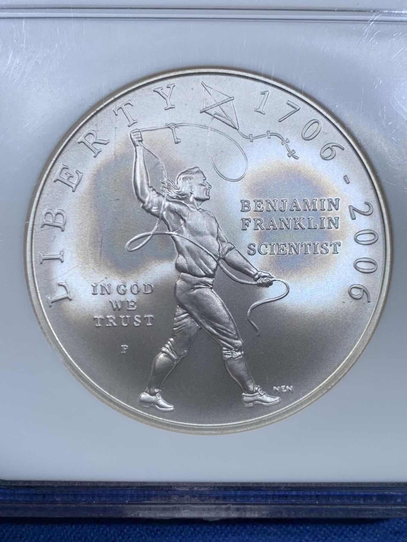 《竞宝斋》第445场 周日，周一，2场连拍 （全场包邮） NGC MS70 美国2006年P版科学家富兰克林1美元大银币 满分 早期N盒 但是接缝处感觉怪怪的 介意勿拍 细节见图