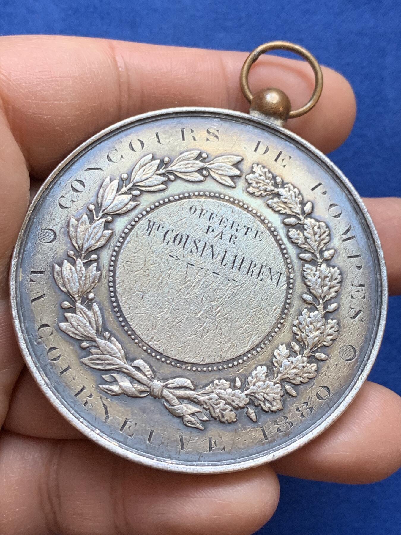 《竞宝斋》第445场 周日，周一，2场连拍 （全场包邮） 法国1880年消防比赛大银章 光边 带环重约87.9克 57.5mm 吊环部分像是铜质后焊接