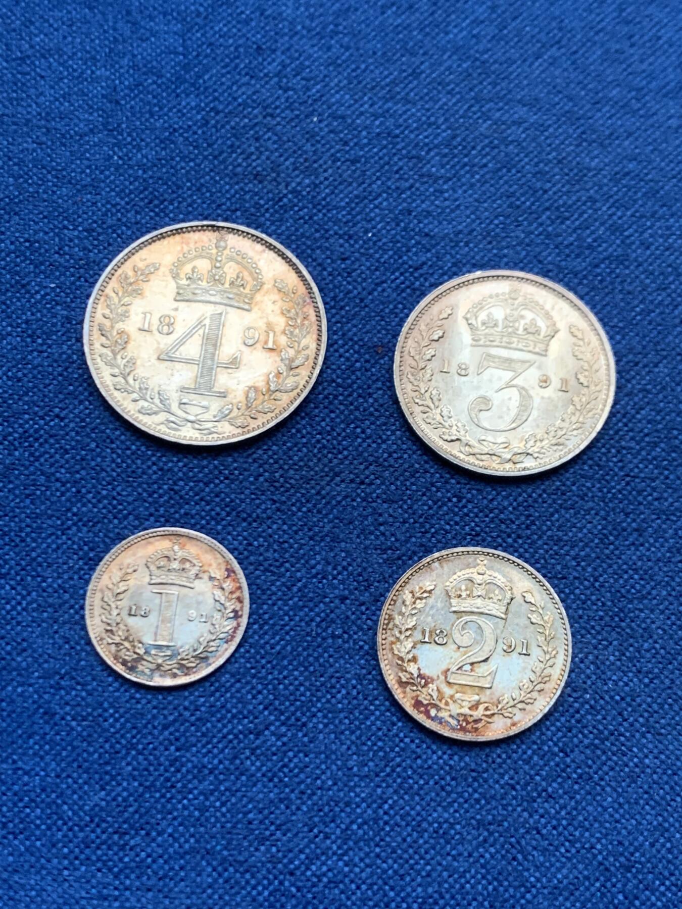 《竞宝斋》第445场 周日，周一，2场连拍 （全场包邮） 四枚一组 英国1891年维多利亚高冠濯足节银币，带盒，1便士、2便士、3便士、4便士，细节见图。