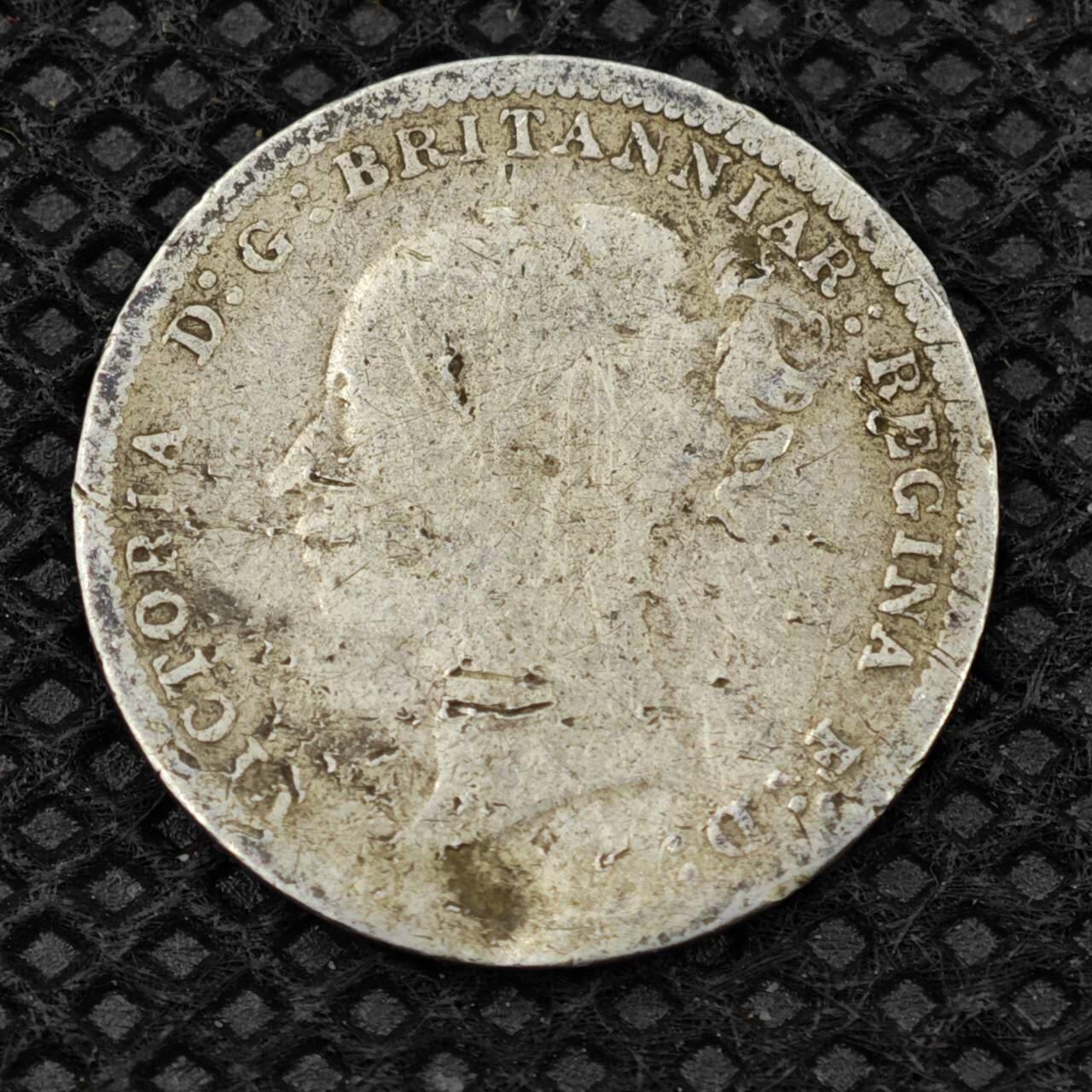 【淘币小摊】限时拍第八百二十四拍  小银币场  满百包邮可预留两周  周一统一发货     英国1886年维多利亚3便士银币