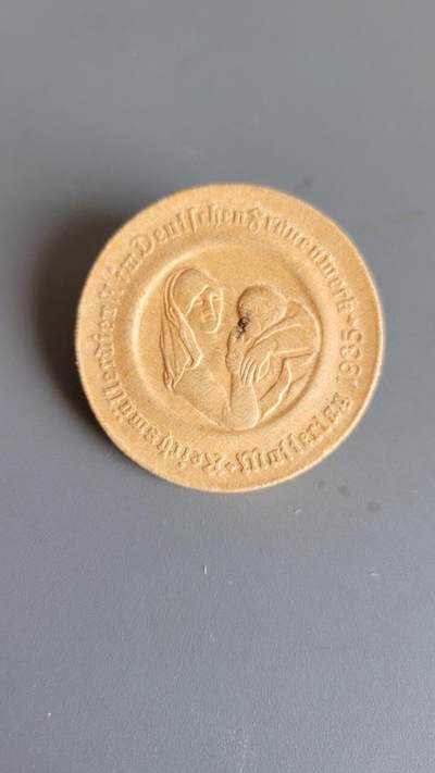 嘉宝良覃世界勋赏第18期拍卖 - 德三木质抗击病毒保护妇女儿童证章