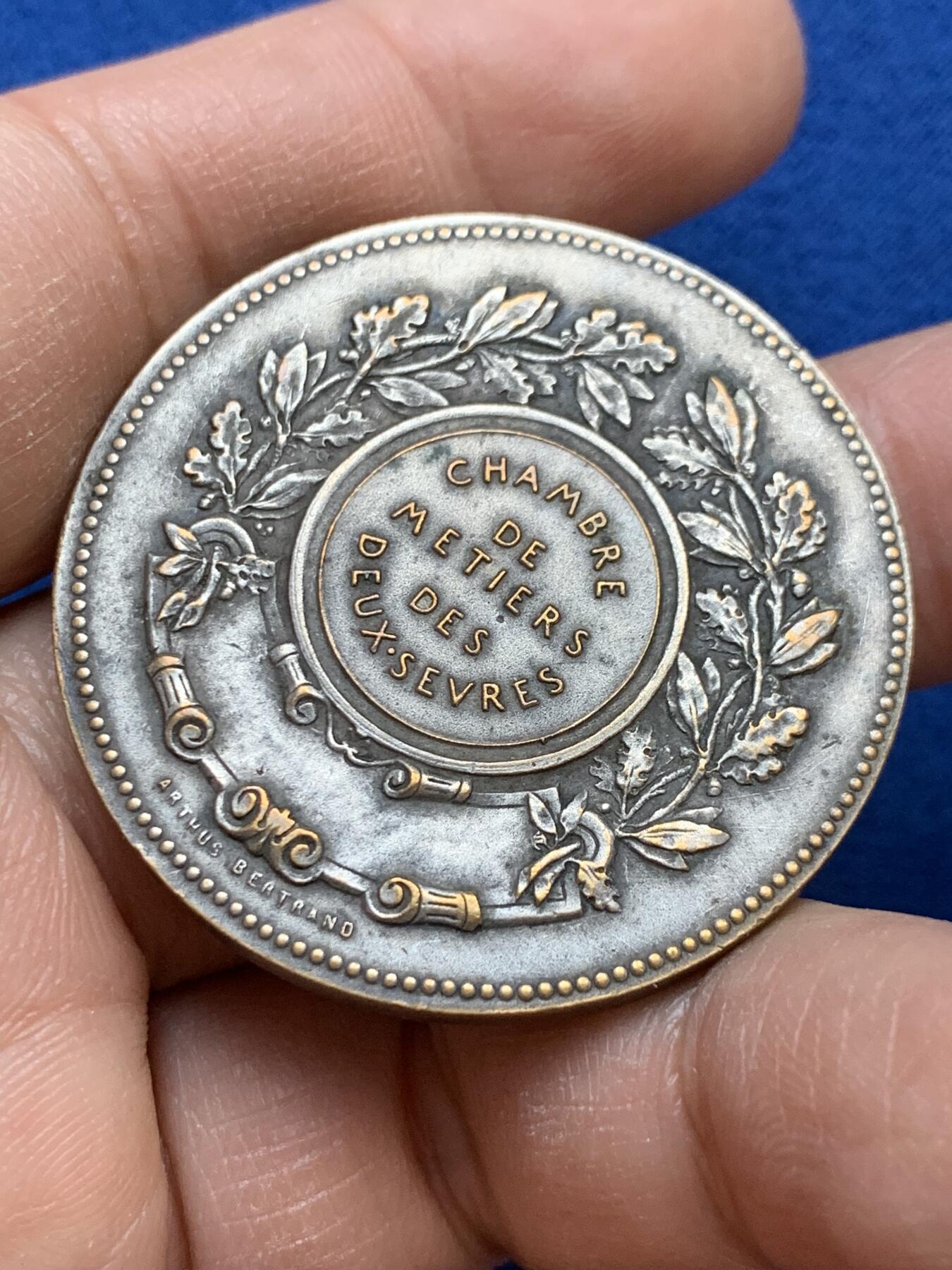 《竞宝斋》第445场 周日，周一，2场连拍 （全场包邮） 法国手工业协会镀银奖章 直径40.3mm 重量28g 三角铜标