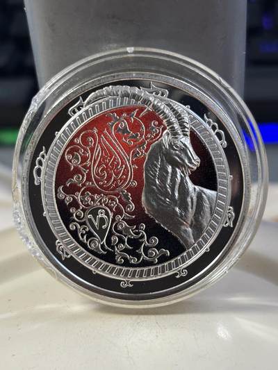 第185期拍卖 - 黎巴嫩 2013年十二星座系列摩羯座精制纪念彩银币，500银，20克，发行10000枚，塑料盒有破