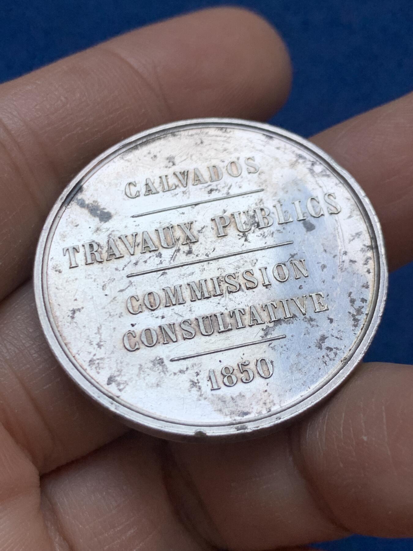 《竞宝斋》第445场 周日，周一，2场连拍 （全场包邮） 法国1850年卡尔瓦多斯公共工程咨询委员会纪念银章 蜜蜂银标 20.55克 35.6mm