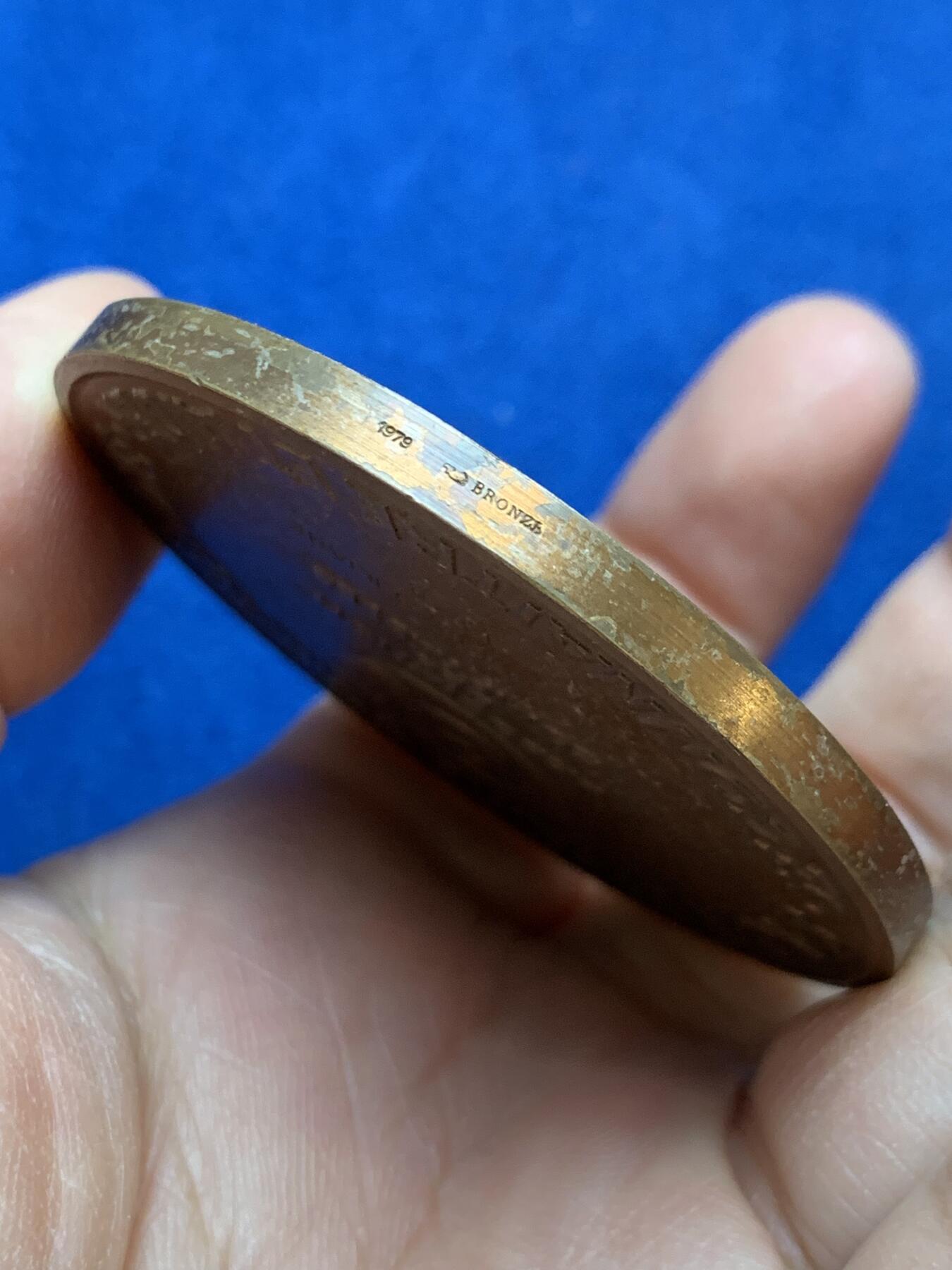 《竞宝斋》第445场 周日，周一，2场连拍 （全场包邮） 法国电子制造业大铜章 1979 丰饶角铜标 直径58.7mm 重量93.2g