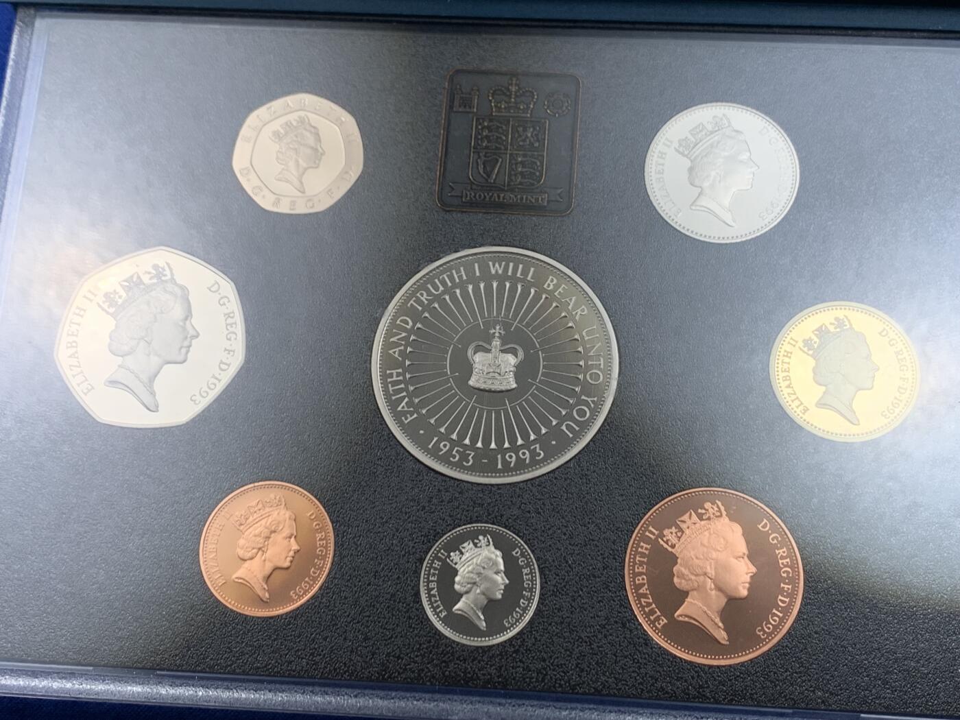 《竞宝斋》第445场 周日，周一，2场连拍 （全场包邮） 英国1993年精制套币，带5英镑克朗精制纪念币，盒证齐全，品相好，漂亮蓝色盒。