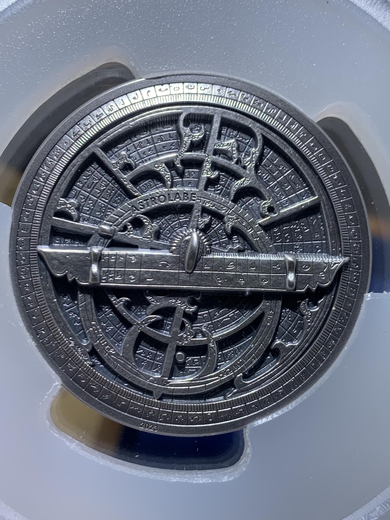 《竞宝斋》第445场 周日，周一，2场连拍 （全场包邮） PCGS MS70 库克群岛2023年历史仪器星盘2盎司高浮雕银币，直径45毫米加厚，铸造量1500枚，含纯银2盎司，仿古工艺处理，超立体高浮雕纪念银币，表面铸造非常精密，刻度如同真的仪器。状态一流，冠军分。2024克劳斯世界硬币大奖赛最佳克朗币 加大加厚盒装