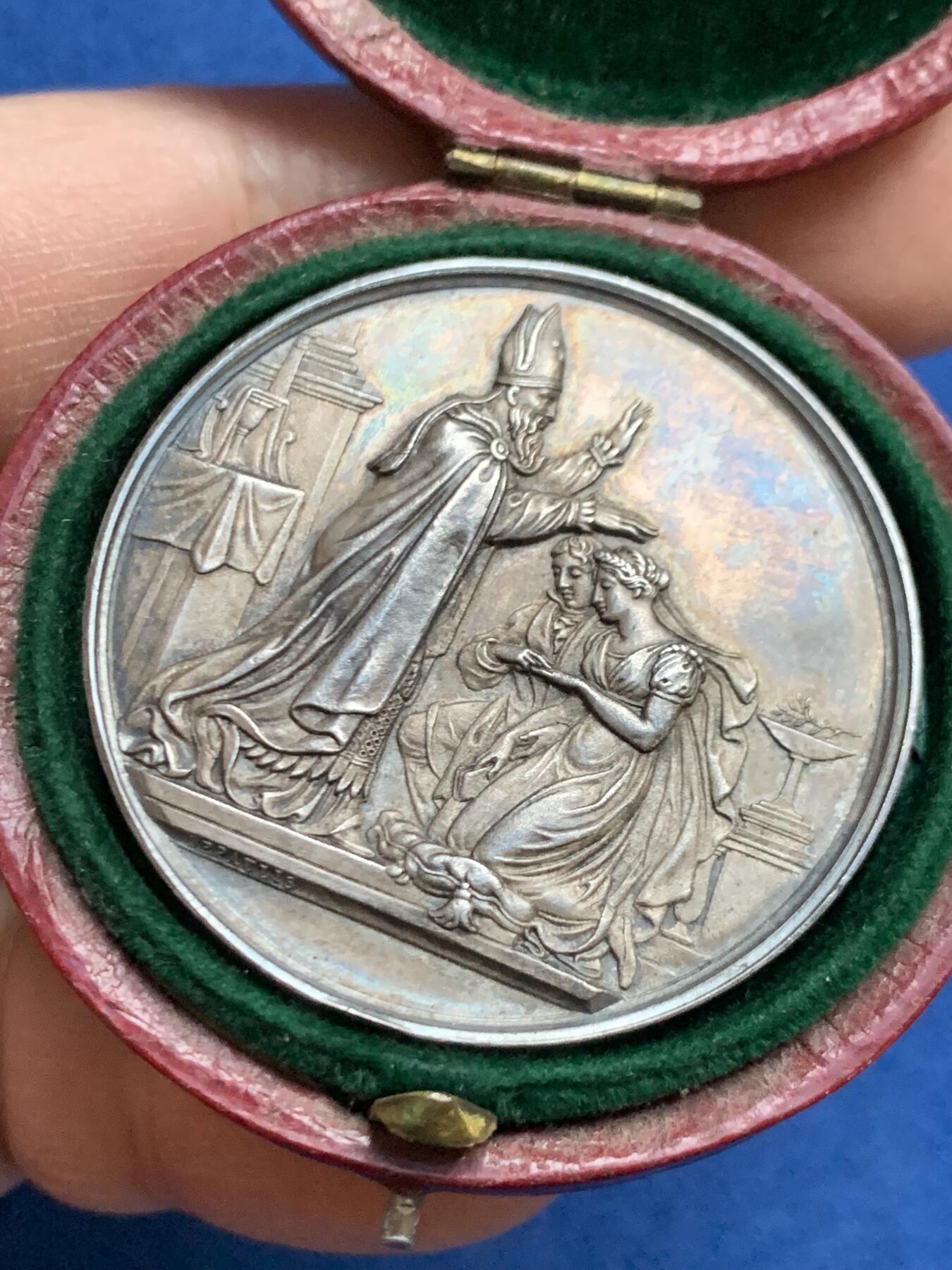 《竞宝斋》第445场 周日，周一，2场连拍 （全场包邮） 法国1865年高浮雕婚礼银章 32.6克 41.2mm 手指银标 好品 带盒