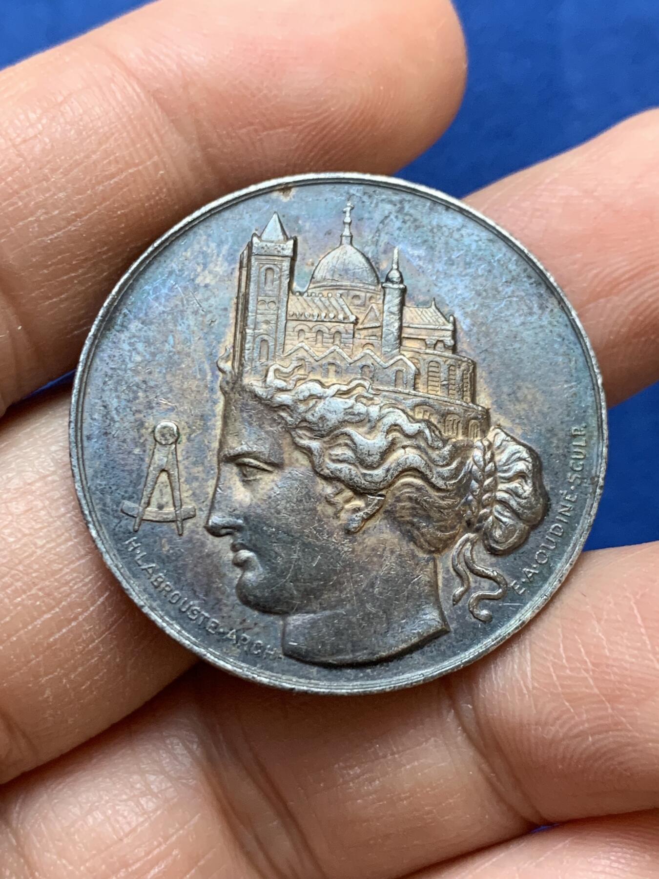 《竞宝斋》第445场 周日，周一，2场连拍 （全场包邮） 法国中央建筑师协会纪念银章 正面头戴城市建筑皇冠的女神 14.6克 33.5mm 丰饶角银标