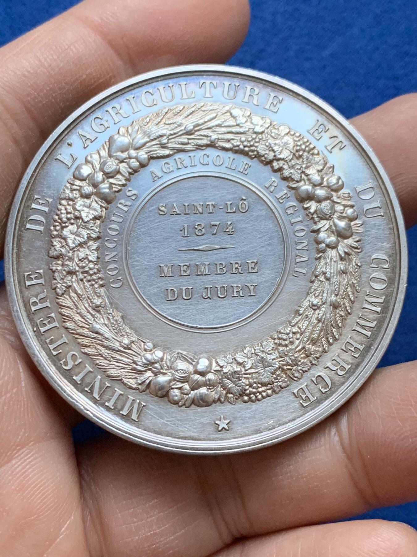 《竞宝斋》第445场 周日，周一，2场连拍 （全场包邮） 1874年法国农业区域竞赛评审委员纪念大银章 65.1克 50.5mm 蜜蜂银标 好品