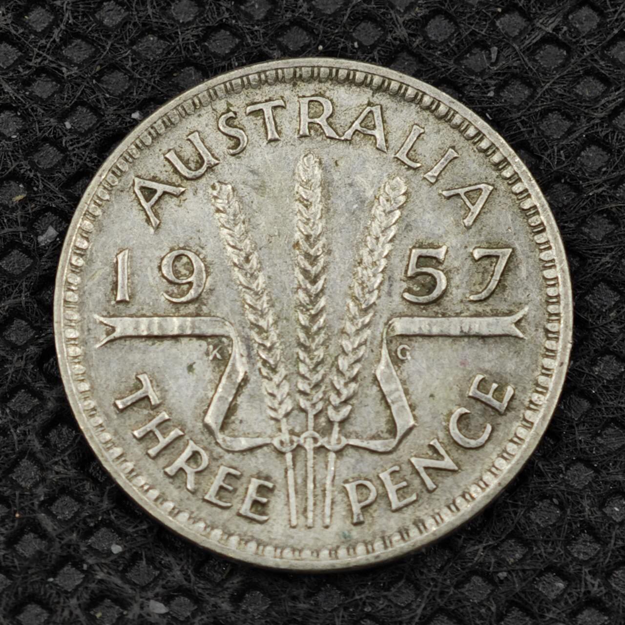 【淘币小摊】限时拍第八百二十四拍  小银币场  满百包邮可预留两周  周一统一发货    澳大利亚1957年伊丽莎白二世3便士银币