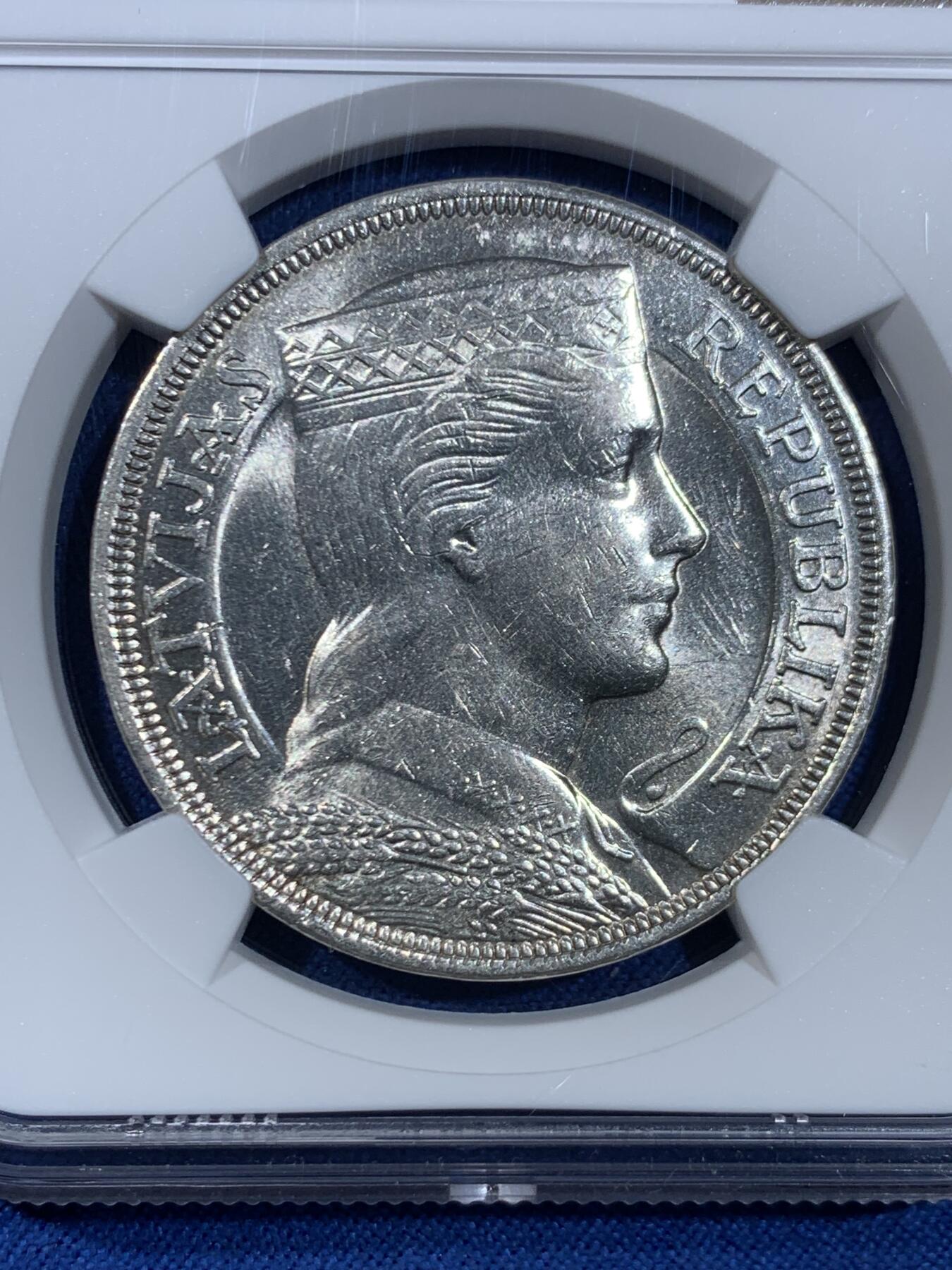 《竞宝斋》第445场 周日，周一，2场连拍 （全场包邮） NGC MS61 拉脱维亚 1932年 5拉特 银币 最少见的发行年份 经典民族少女图案 光度漂亮 细节也好