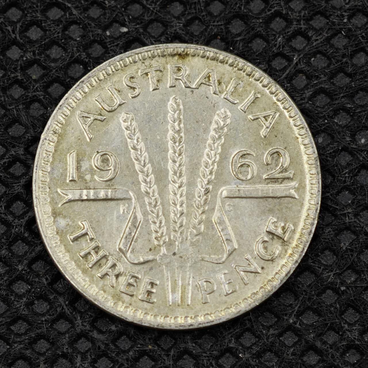 【淘币小摊】限时拍第八百二十四拍  小银币场  满百包邮可预留两周  周一统一发货     澳大利亚1962年伊丽莎白二世3便士银币