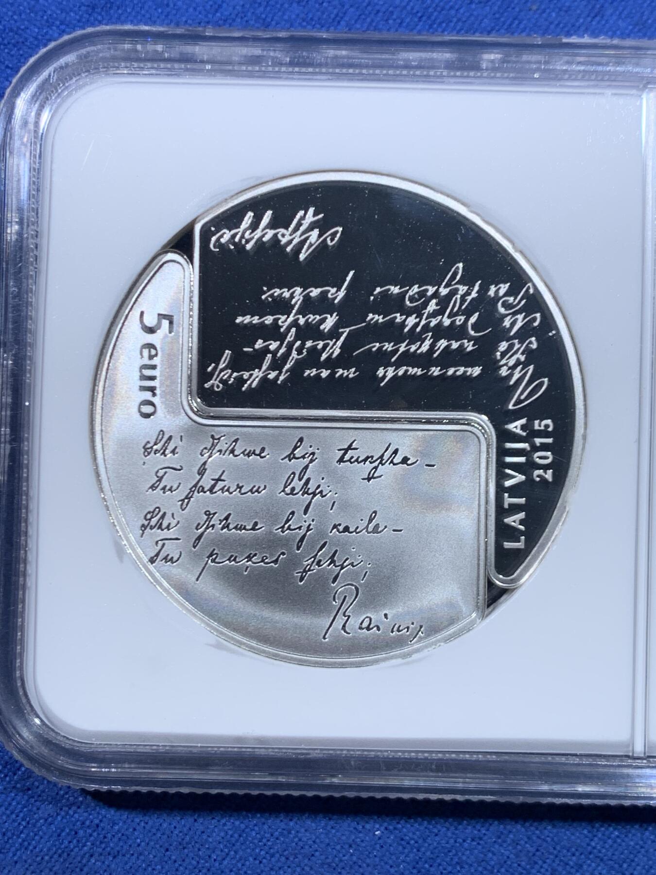 《竞宝斋》第445场 周日，周一，2场连拍 （全场包邮） 获奖币 NGC PF69UC 拉脱维亚2015年瑞尼斯和阿斯帕齐亚诞辰150周年5欧元精制纪念银币（31.47克重，925银，盒证齐全，发行量7千枚）荣膺2016年硬币之星独特概念奖第一名（银币采取了对称组合不同工艺处理手段，一半采取反向精制工艺，另一枚则采取精制工艺，正反两面均有其个人肖像及代表著作言论雕刻，属于双主题压铸手法）