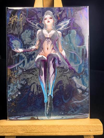 无佣金 不寄存 不收拍 链接少 我只是一个小小的卡牌收藏玩家   需要多宫大佬请私聊 部分卡牌设有底价（不想玩的那么累，即使有底价也会比市场价便宜的多，懂的自然懂） 拒绝小号抬价 大家放心拍 所有拍品部分套有卡膜 部分卡牌多宫 自制卡牌 不包厂瑕 放大镜 品控 勿拍 流拍商品会循环 感谢大家支持 留个关注 不定时上新 谢谢 - 奇点卡牌 亲签 宗Rich 玄灵谱西游 冷烫白骨夫人亲签