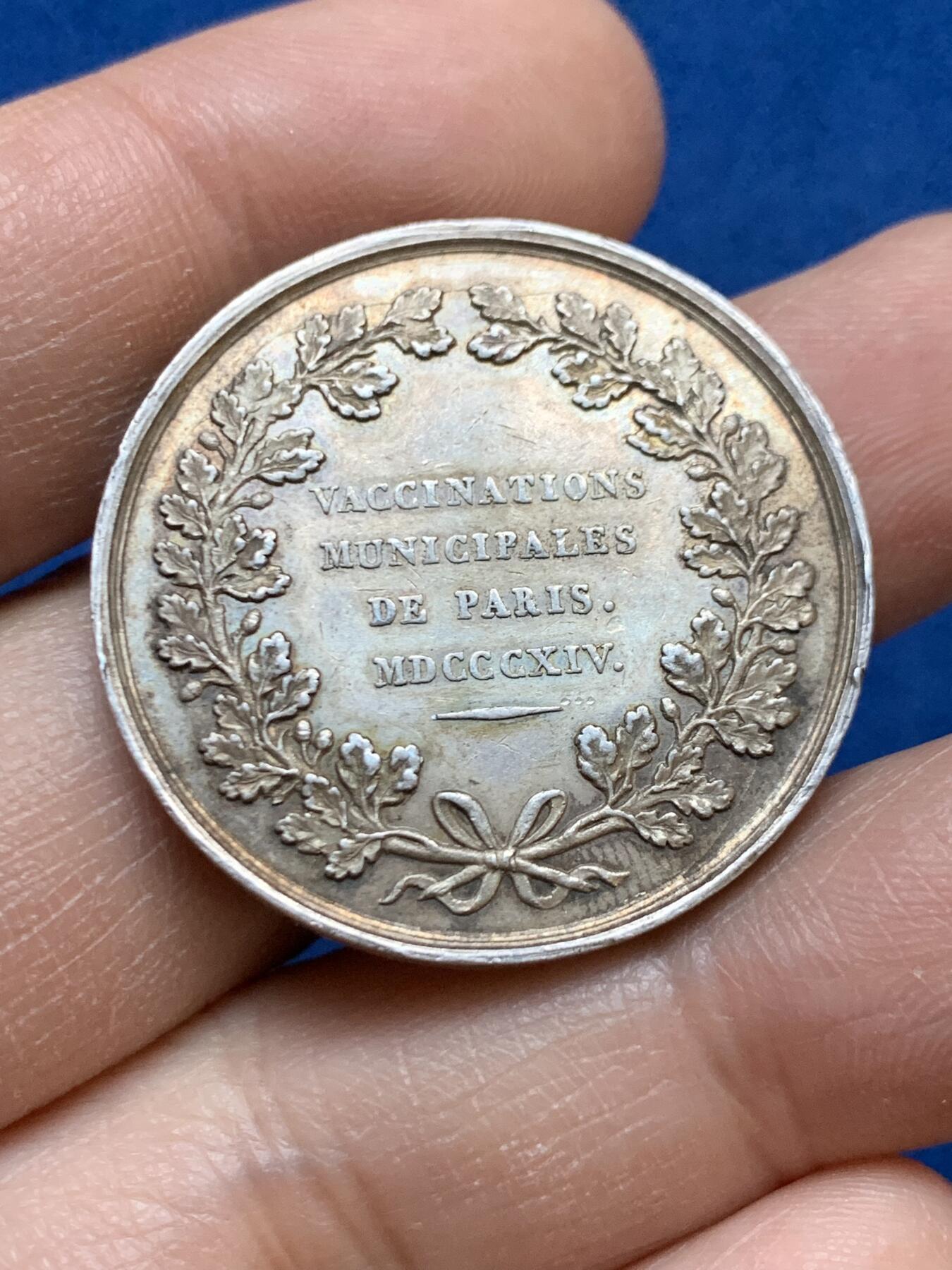 《竞宝斋》第445场 周日，周一，2场连拍 （全场包邮） 法国巴黎疫苗接种银质代币 神灯边铭 13.05克 32.3mm