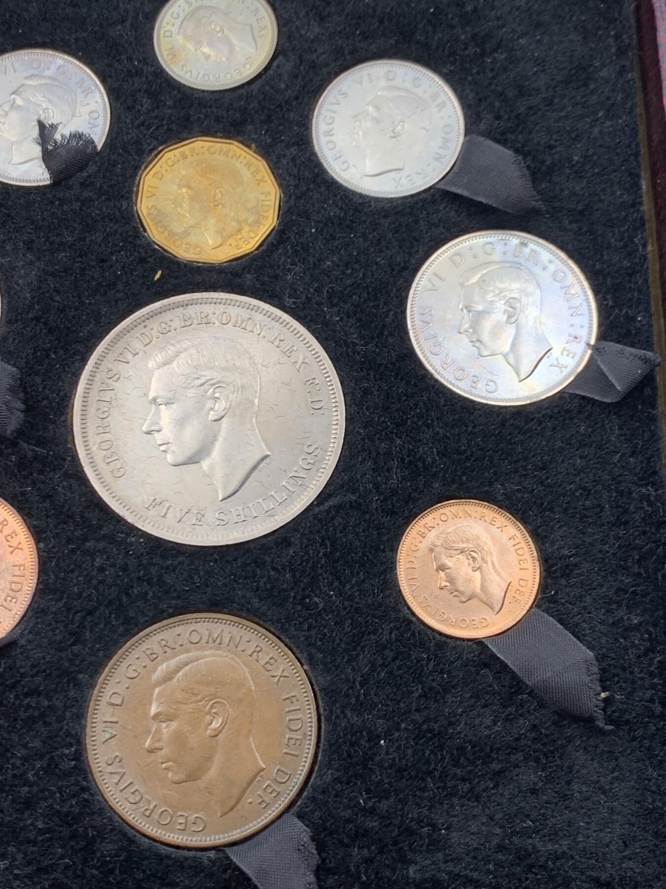 《竞宝斋》第445场 周日，周一，2场连拍 （全场包邮） 英国1951年乔治六世套币，少见原盒装，发行量2万套，细节见图。