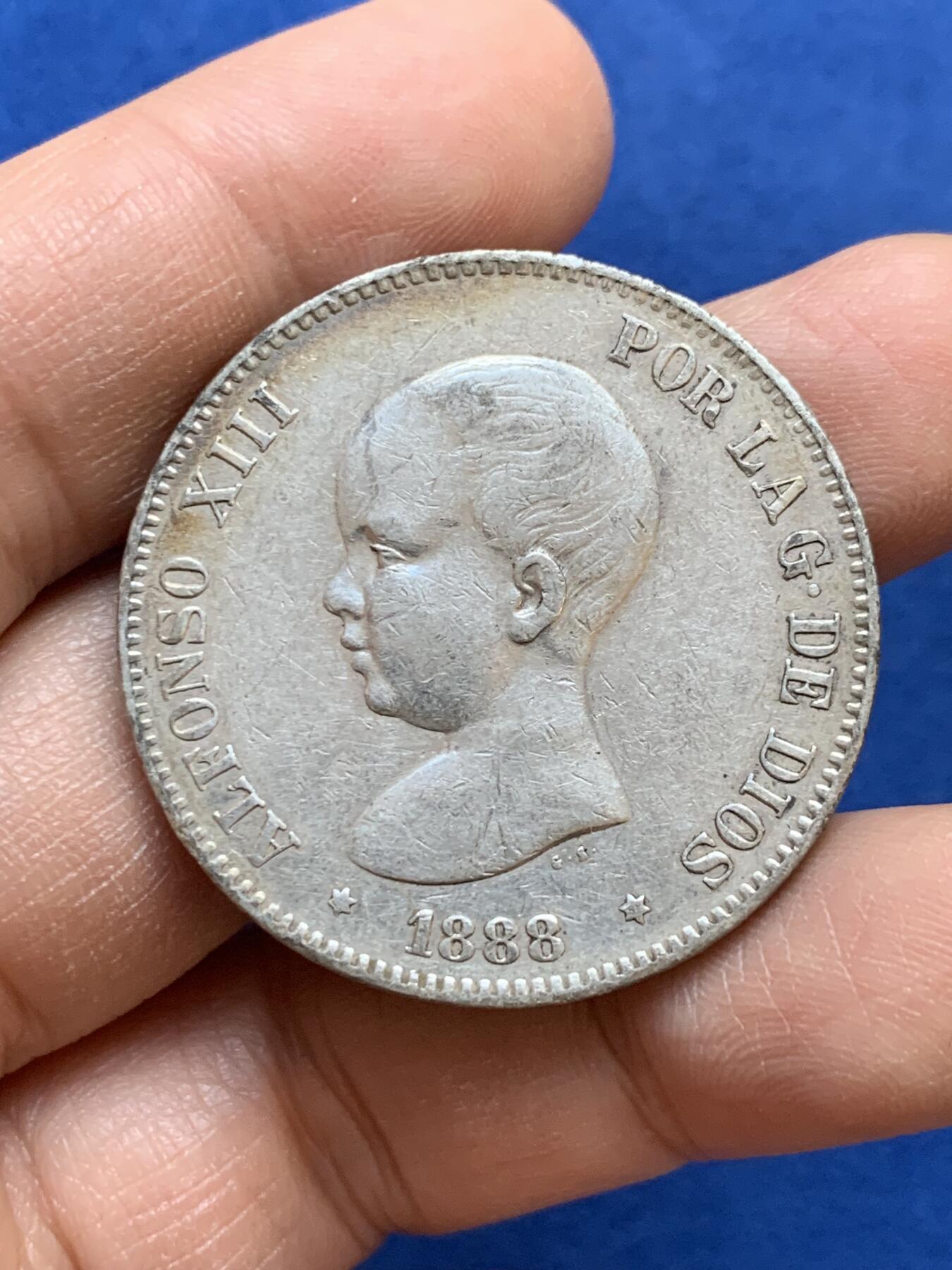 《竞宝斋》第445场 周日，周一，2场连拍 （全场包邮） 西班牙 1888年 阿方索十三世婴儿头5比塞塔双柱银币 吉祥年份 淡彩包浆 高点保存得也不错 带光