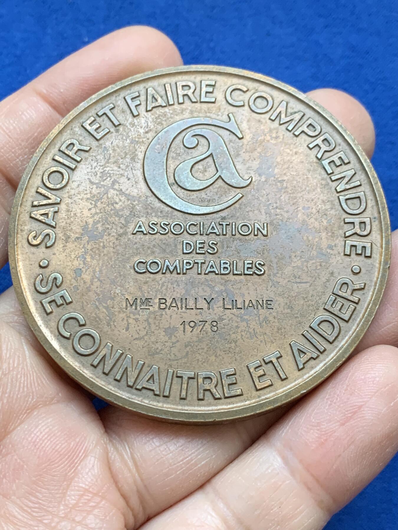 《竞宝斋》第445场 周日，周一，2场连拍 （全场包邮） 法国电子制造业大铜章 1979 丰饶角铜标 直径58.7mm 重量93.2g