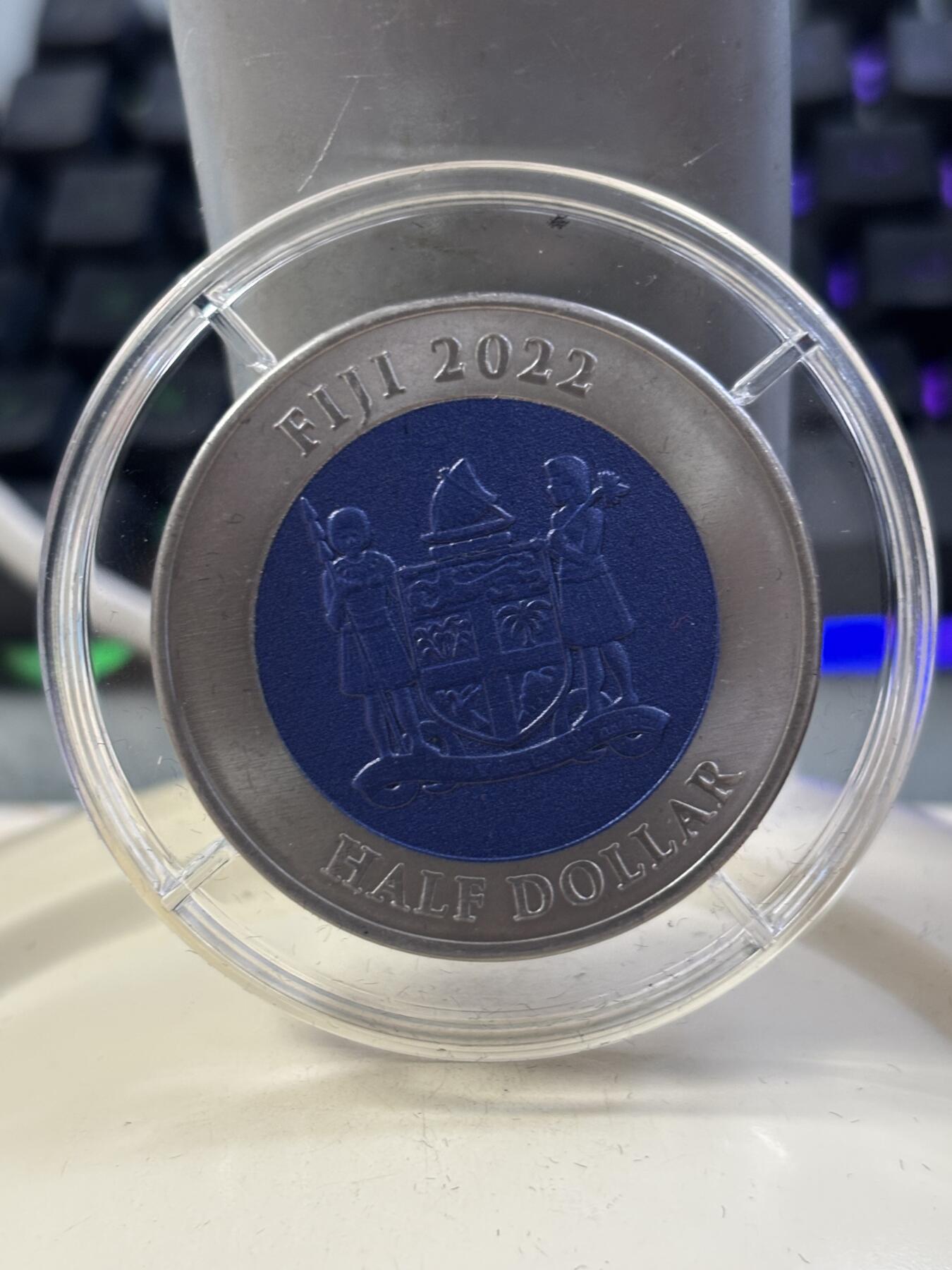 第185期拍卖 斐济2022年哈勃望远镜彩色钛金属纪念币，塑料盒有破