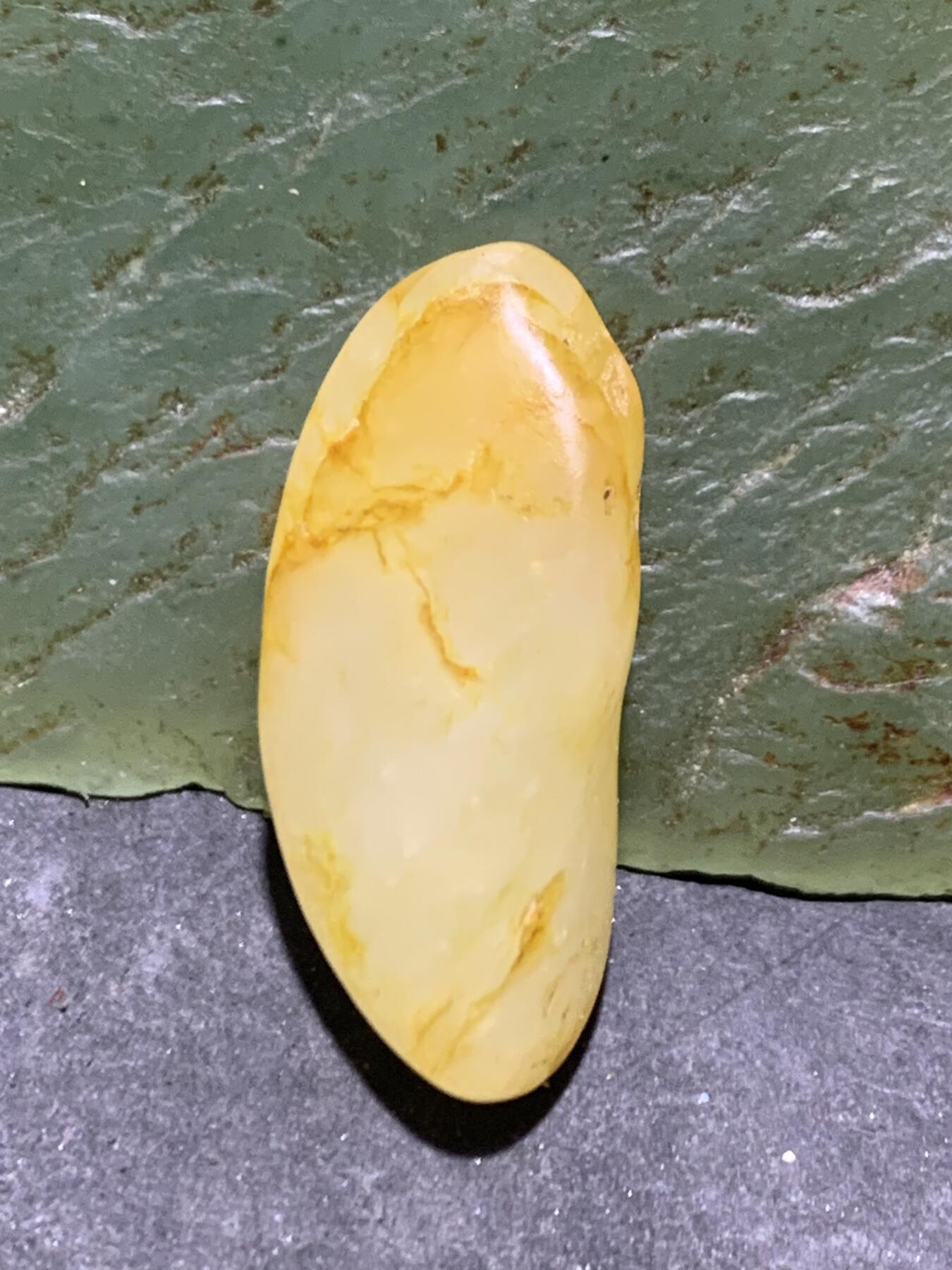 精美洒金皮和田玉小独籽原石一颗