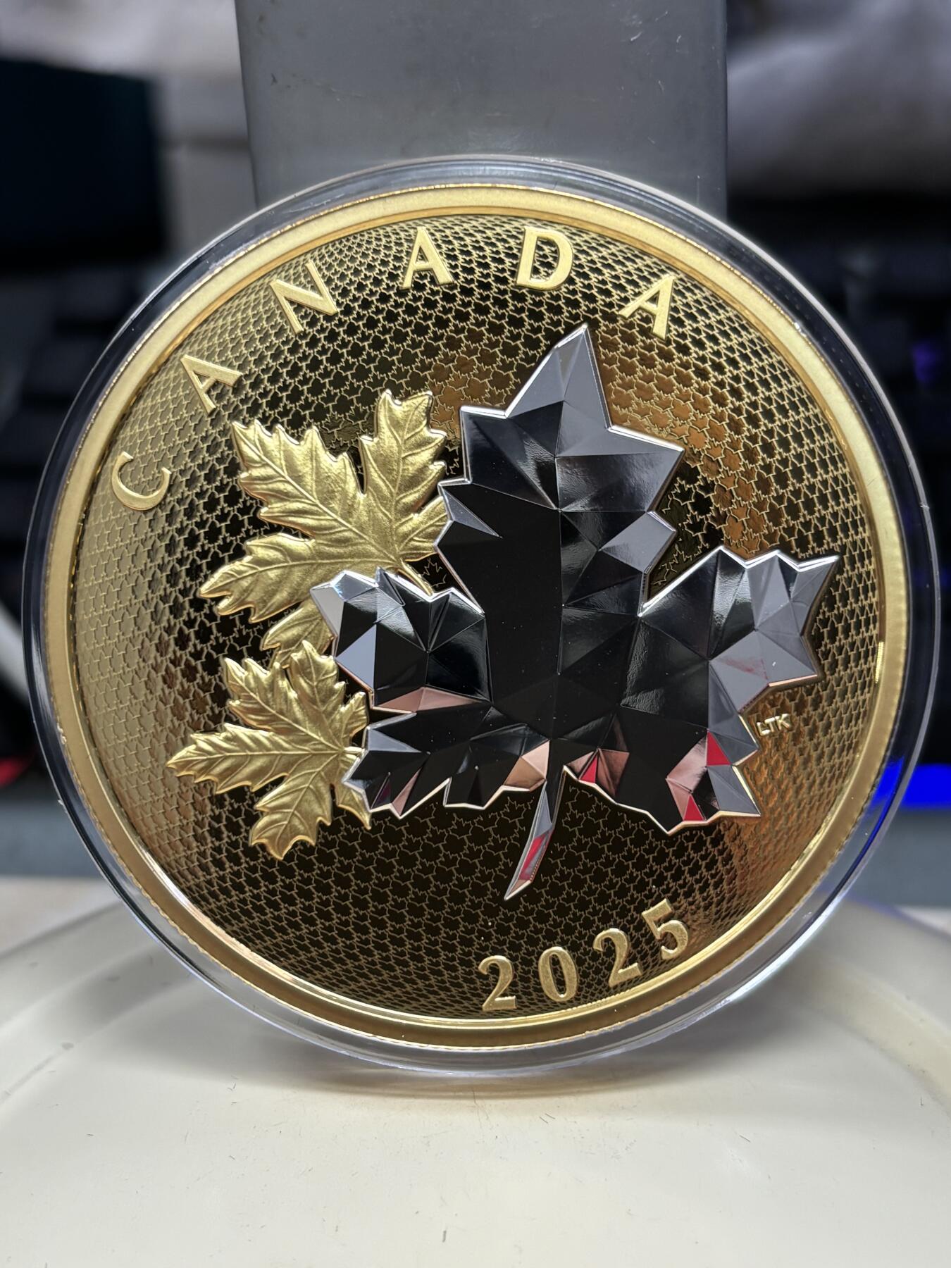 第185期拍卖 加拿大2025年枫叶银币多面雕刻镀金纪念5盎司银币，9999银，发行2000枚