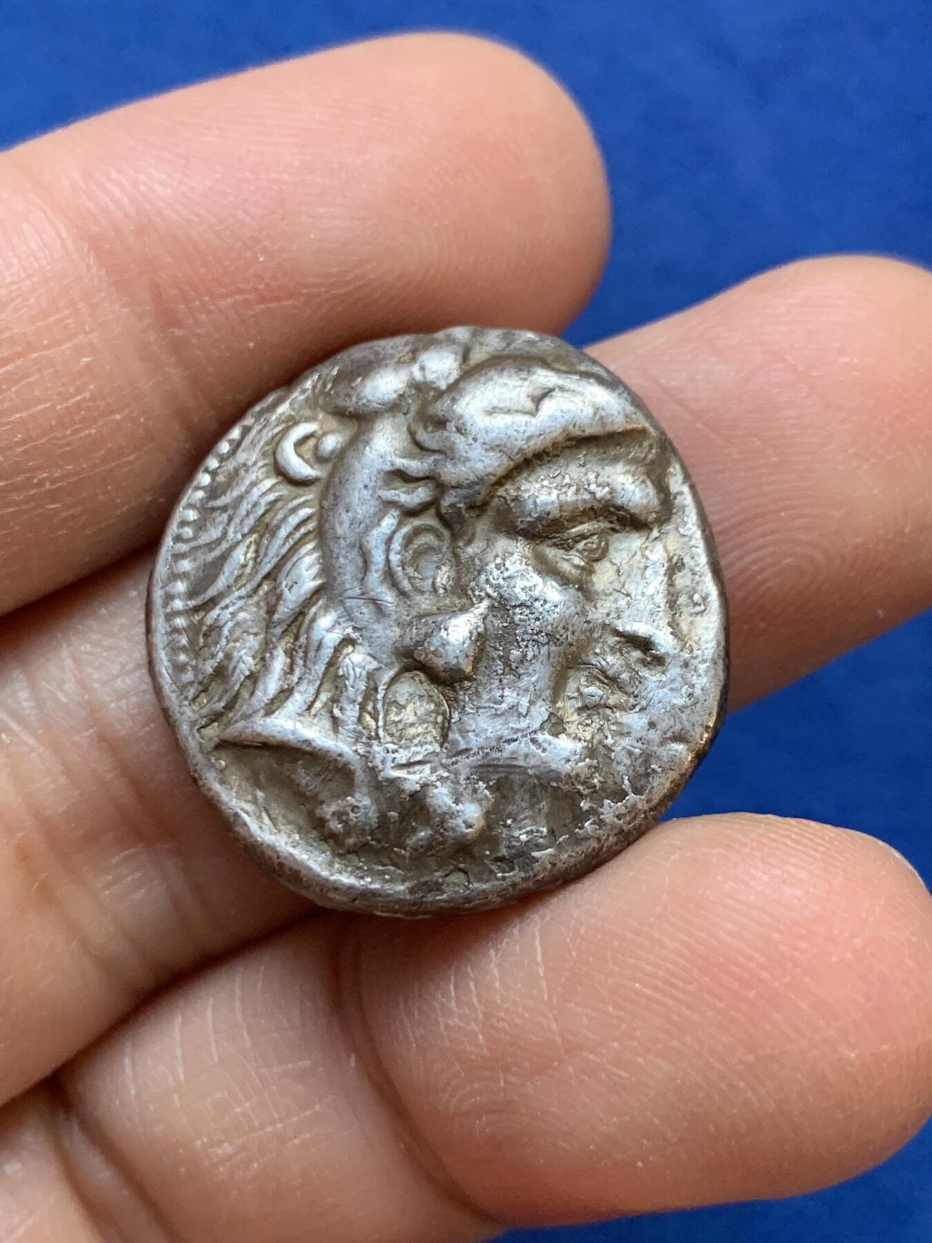 《竞宝斋》第445场 周日，周一，2场连拍 （全场包邮） 马其顿王国亚历山大4德拉克马银币，公元前336-前323年，亚历山大打败波斯帝国后，在米里安德罗斯或者伊索斯城打制的4德拉克马银币，俗称“在世版”。正面：大力神赫拉克勒斯，背面：主神宙斯左手持权杖，右手托托鹰座像。面值：4德拉克马。币坯接近正圆，图案打制居中，艺术性较强。