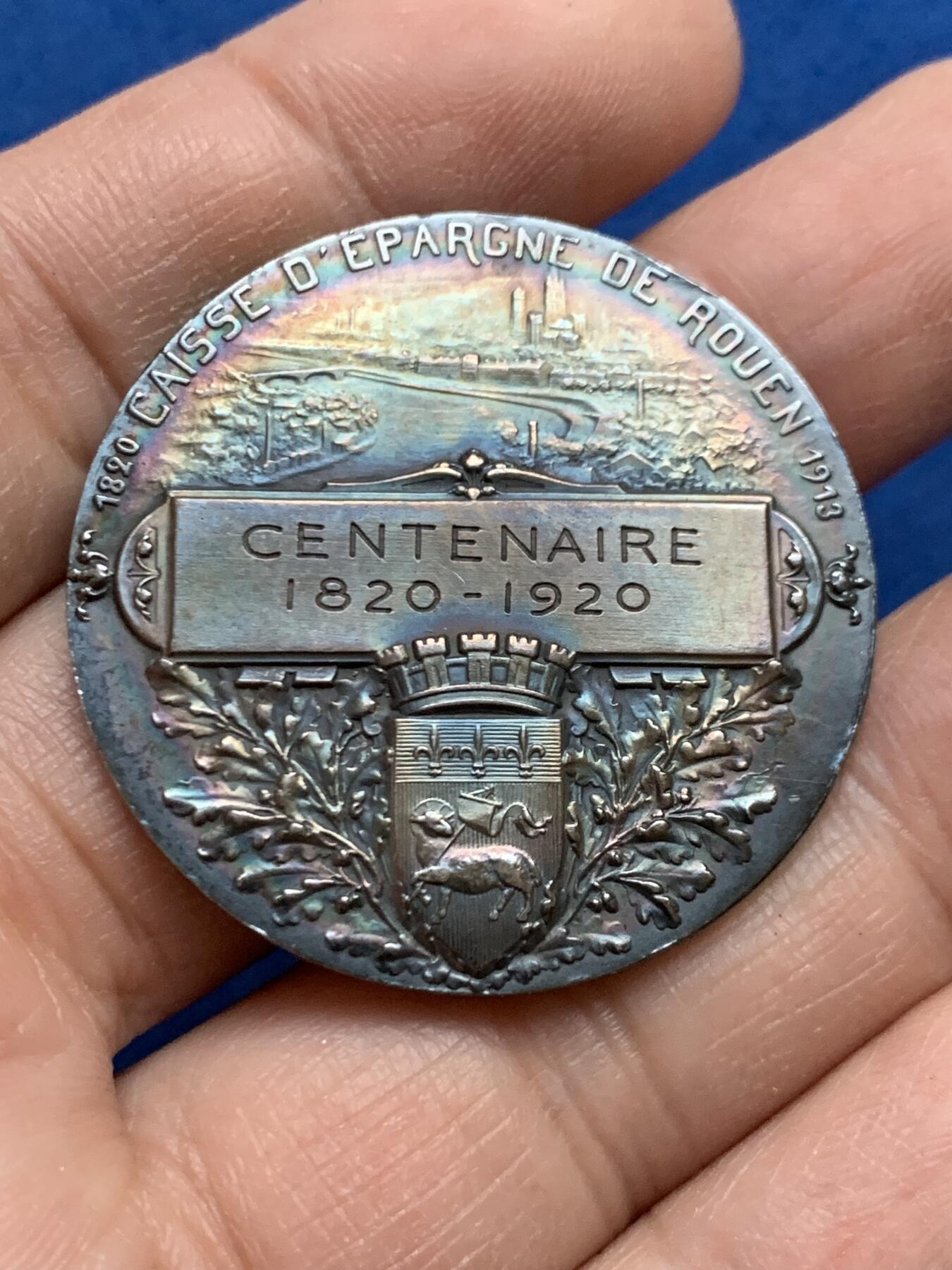 《竞宝斋》第445场 周日，周一，2场连拍 （全场包邮） 法国鲁昂储蓄银行银质奖章 37.5mm 22.8克 丰饶角银标 带盒  正面：女神与天使；背面：鲁昂城市景观。