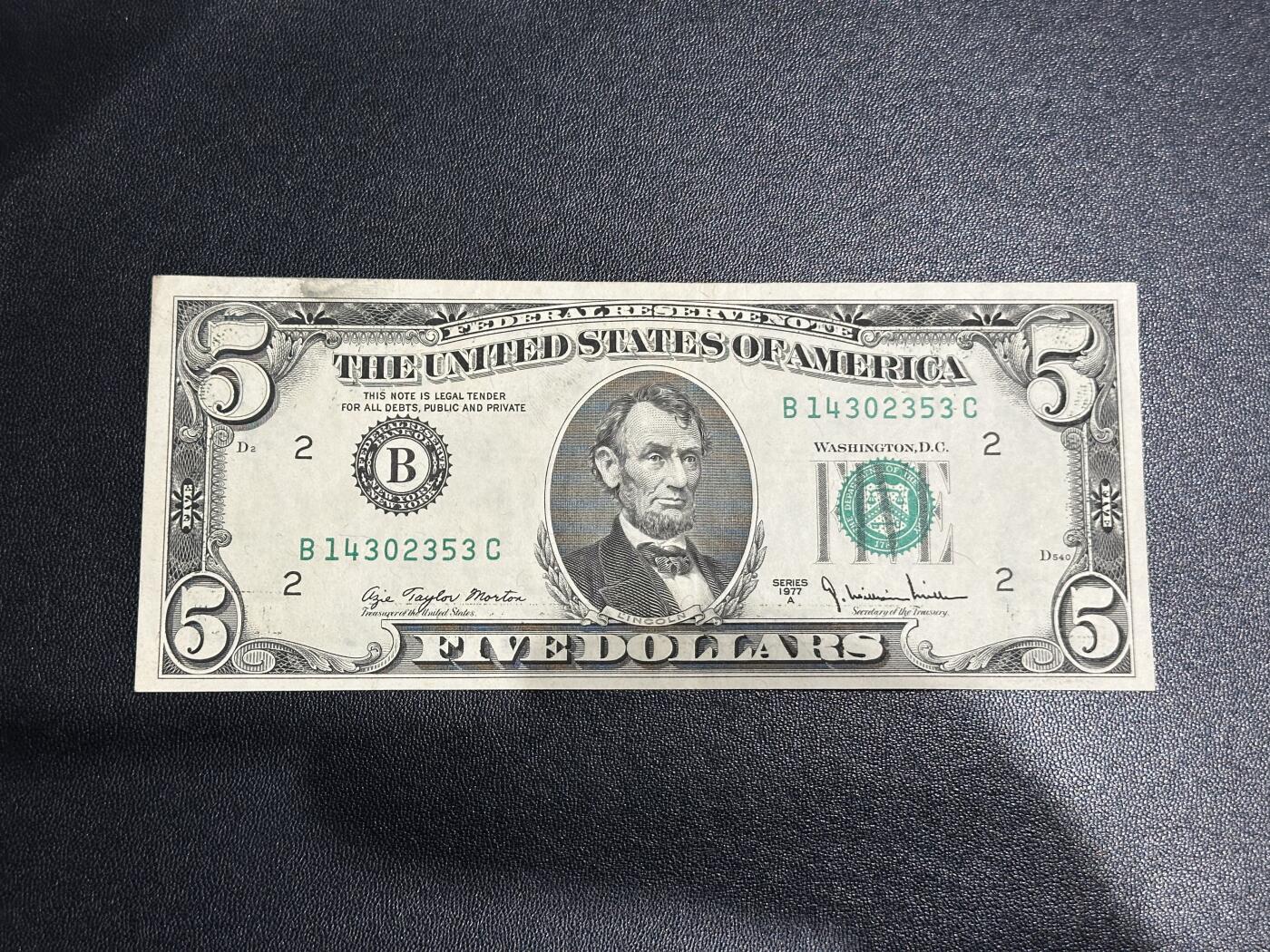 《外钞收藏家》第五百九十二期（精选场）（本平台长期征集拍品、欢迎藏友们联系合作） 1977年美国小头版5美元 非全新 品相如图