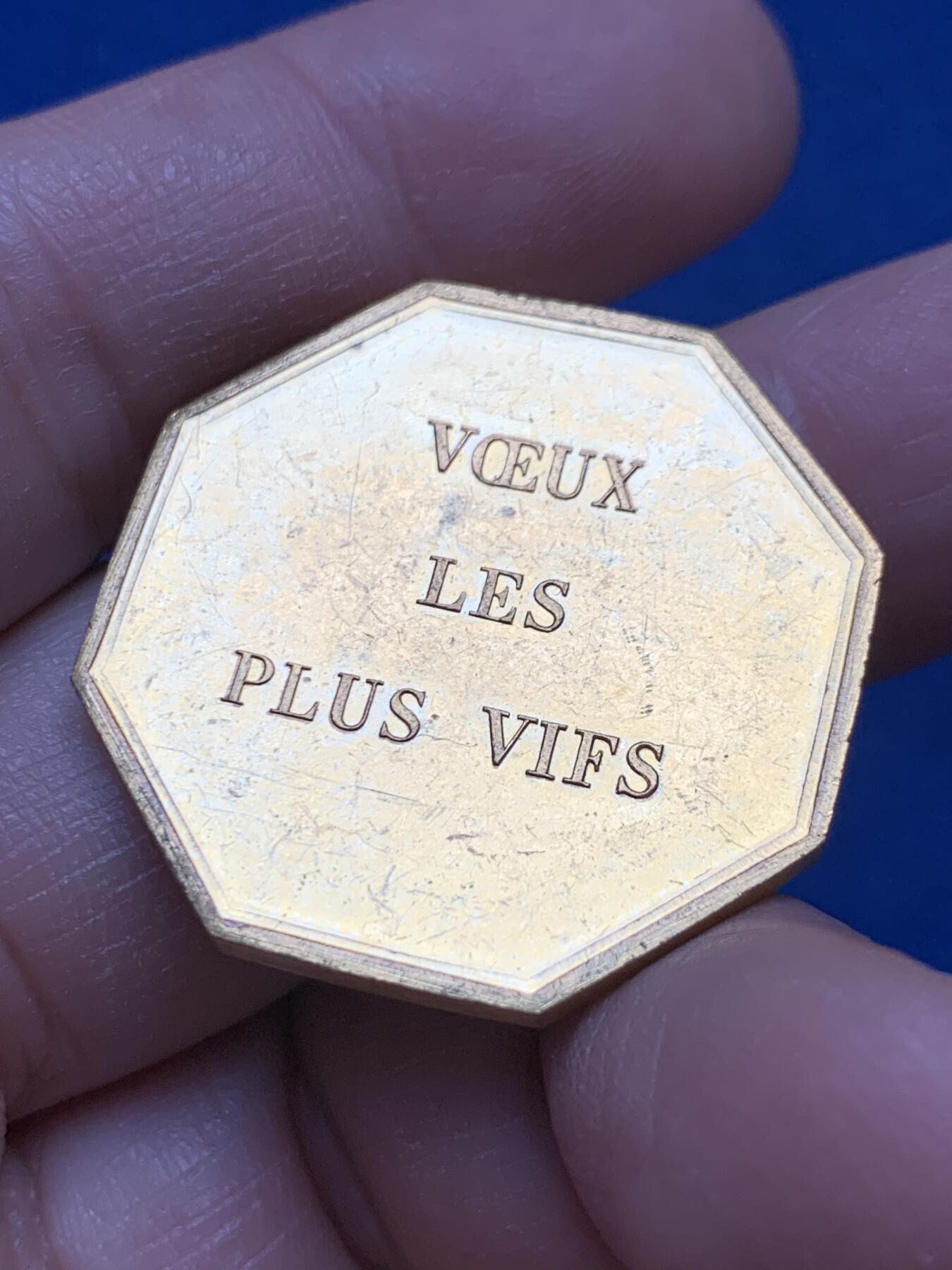 《竞宝斋》第445场 周日，周一，2场连拍 （全场包邮） 法国1967年星座“宝瓶座”《最热烈的渴望》铜镀金八角章 13.4克 31.5mm 丰饶角BRONZE