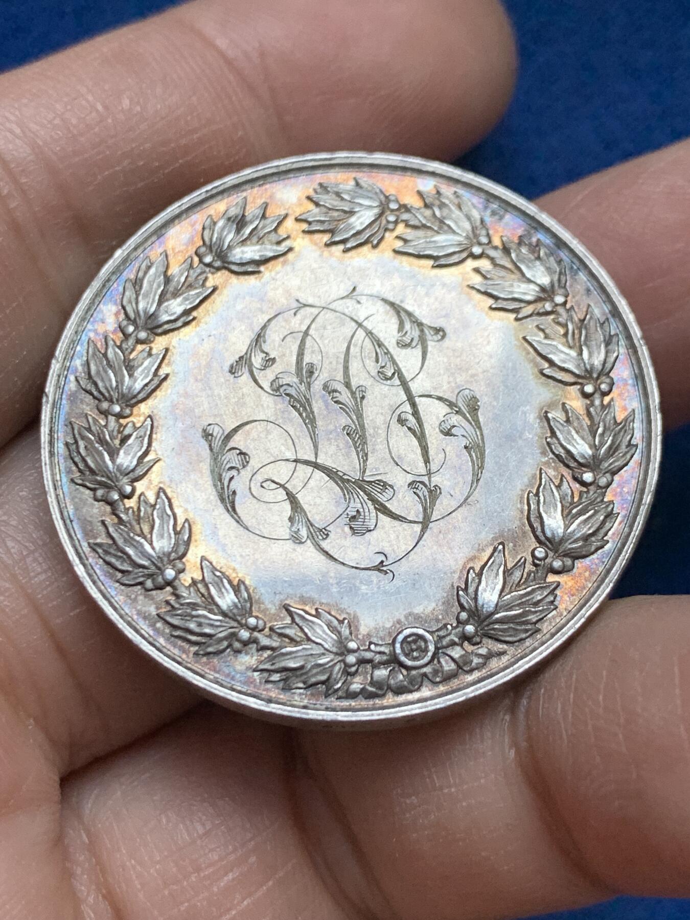 《竞宝斋》第445场 周日，周一，2场连拍 （全场包邮） 法国1859年婚礼银章 手指银标 22.65克 36.5mm 双面刻字 品种少见