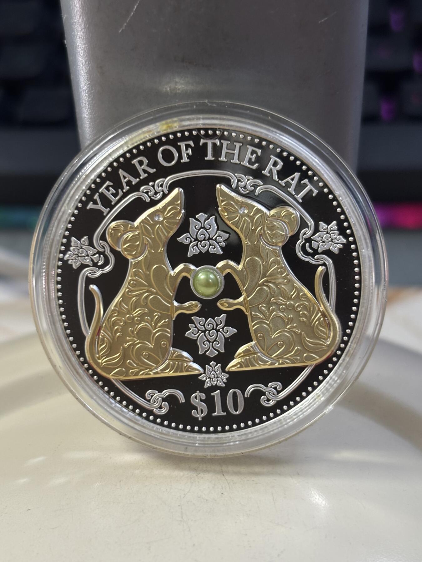 第185期拍卖 斐济2020中国生肖系列鼠年镶嵌天然珍珠镀金1盎司银币，999银，发行8888枚