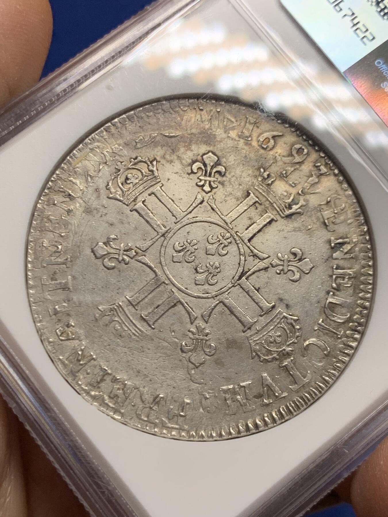 《竞宝斋》第445场 周日，周一，2场连拍 （全场包邮） NGC AUD 1693年法国路易十四1埃居大银币  正面肖像打制的极美，头发丝都能数得清，在这个基本都是复打烂品相的品种里绝对属于顶级的，光泽也很好。